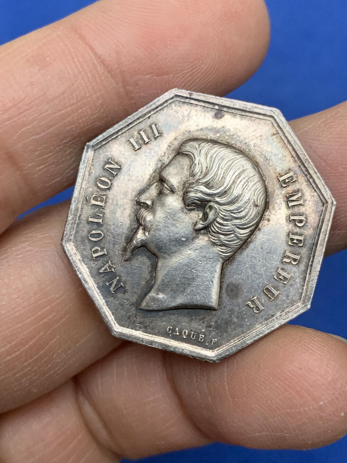 《竞宝斋》第454场 周日，周一 2场连拍 （全场包邮，欢迎送拍） 法国拿破仑三世里尔商会八角银代币，直径30.5mm，重13.48克，蜜蜂边铭