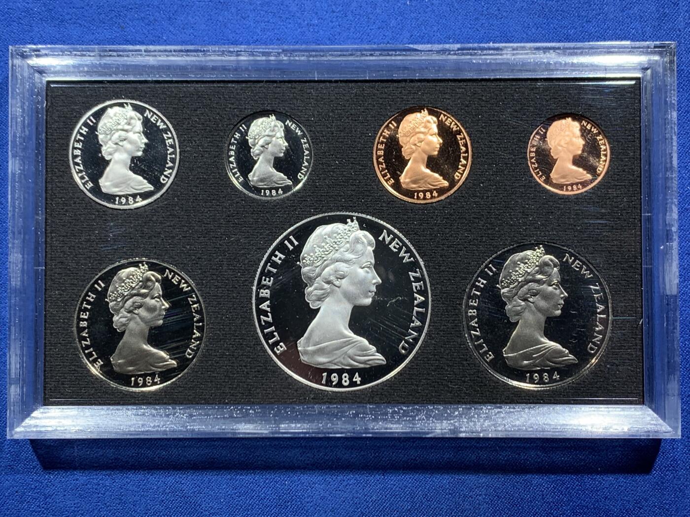 《竞宝斋》第454场 周日，周一 2场连拍 （全场包邮，欢迎送拍） 新西兰1984年官方精制套币 含1元精制银币 925银 27克