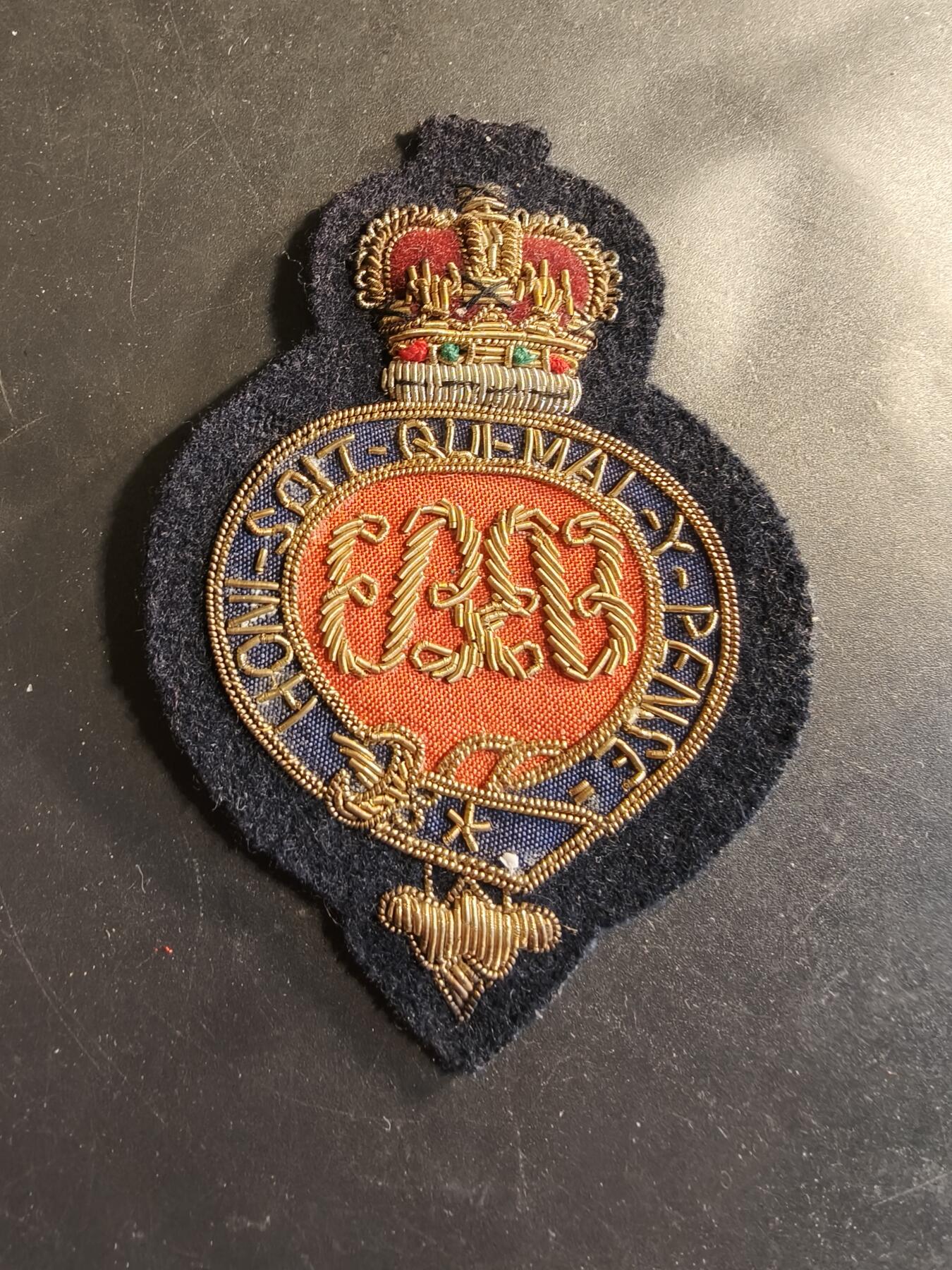 老王徽章第174期 英国近卫掷弹步兵团大檐帽帽徽    刺绣版    女王时期