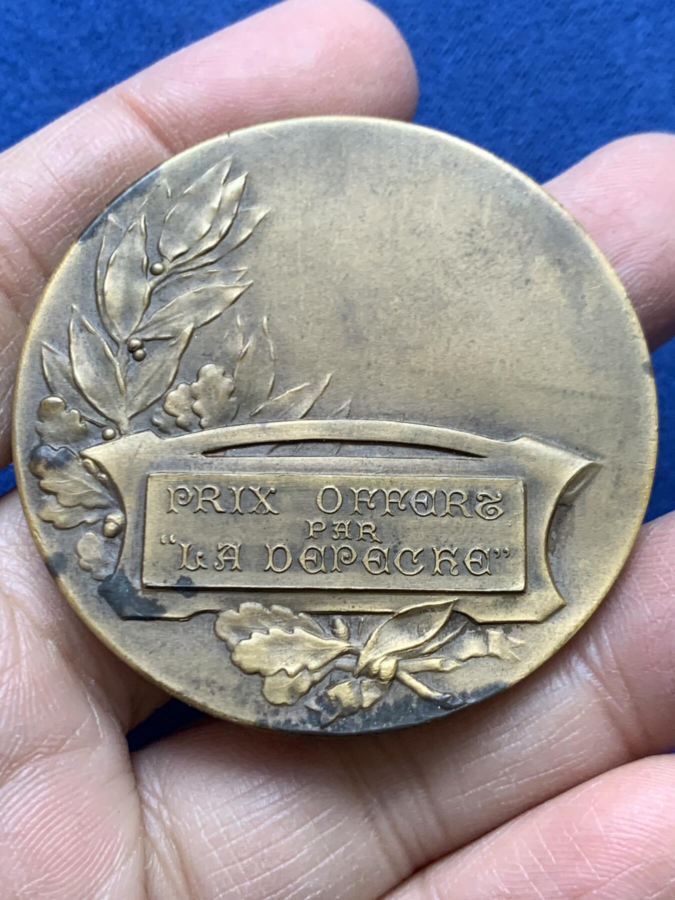 《竞宝斋》第454场 周日，周一 2场连拍 （全场包邮，欢迎送拍） 法国玛丽安娜女神大铜章 52.35克 49.7mm 三角铜标 