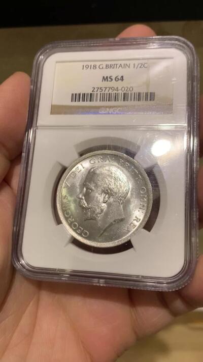 《竞宝斋》第454场 周日，周一 2场连拍 （全场包邮，欢迎送拍） NGC MS64 英国1918年乔治五世1/2克朗银币，乔五早期高银流通版，底板丝滑，银光曜曜，难得高品。此品种发丝常见弱打，此枚发丝胡子细节不错，在同分中也属难得，老盒好状态