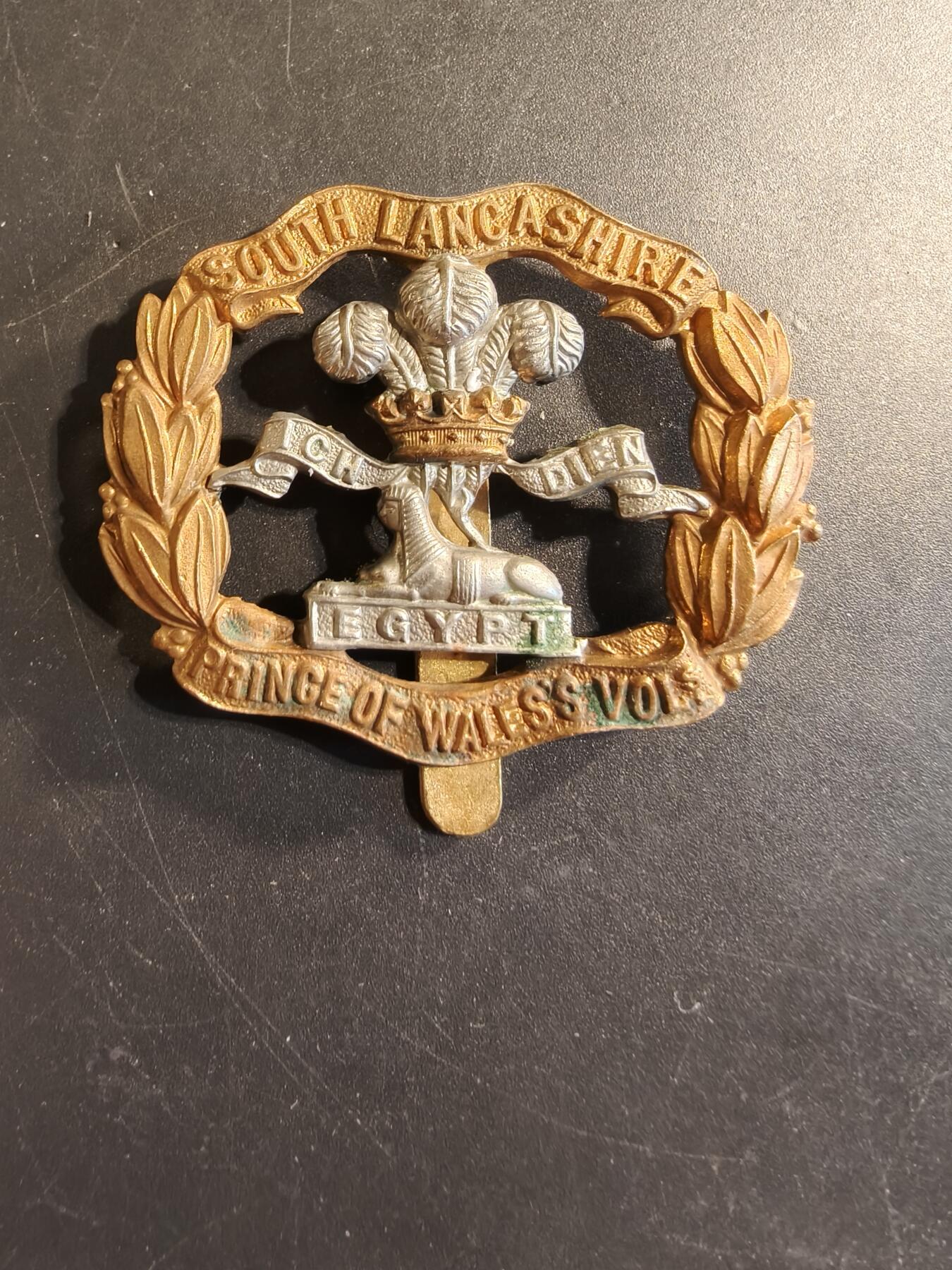 老王徽章第174期 英国南兰开夏步兵团威尔士亲王支援步兵营帽徽    一战时期