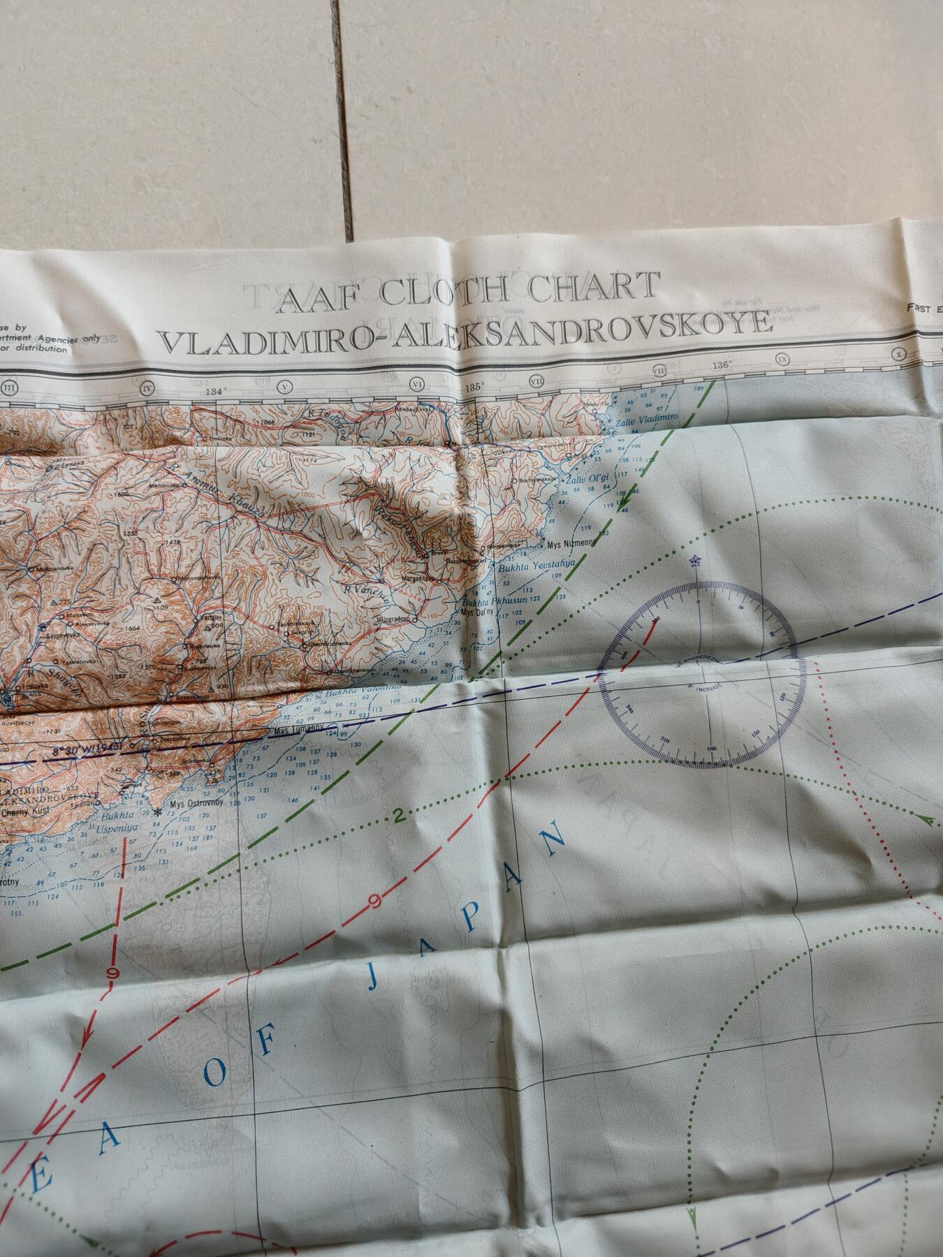 老王徽章第174期 美国二战陆军航空兵逃生图 丝质   一面是日本海沿岸的弗拉基米罗-亚历山德罗夫斯科耶（位于今俄罗斯滨海边疆区），另一面是大泊（位于今日本北海道）   尺寸约60×60cm