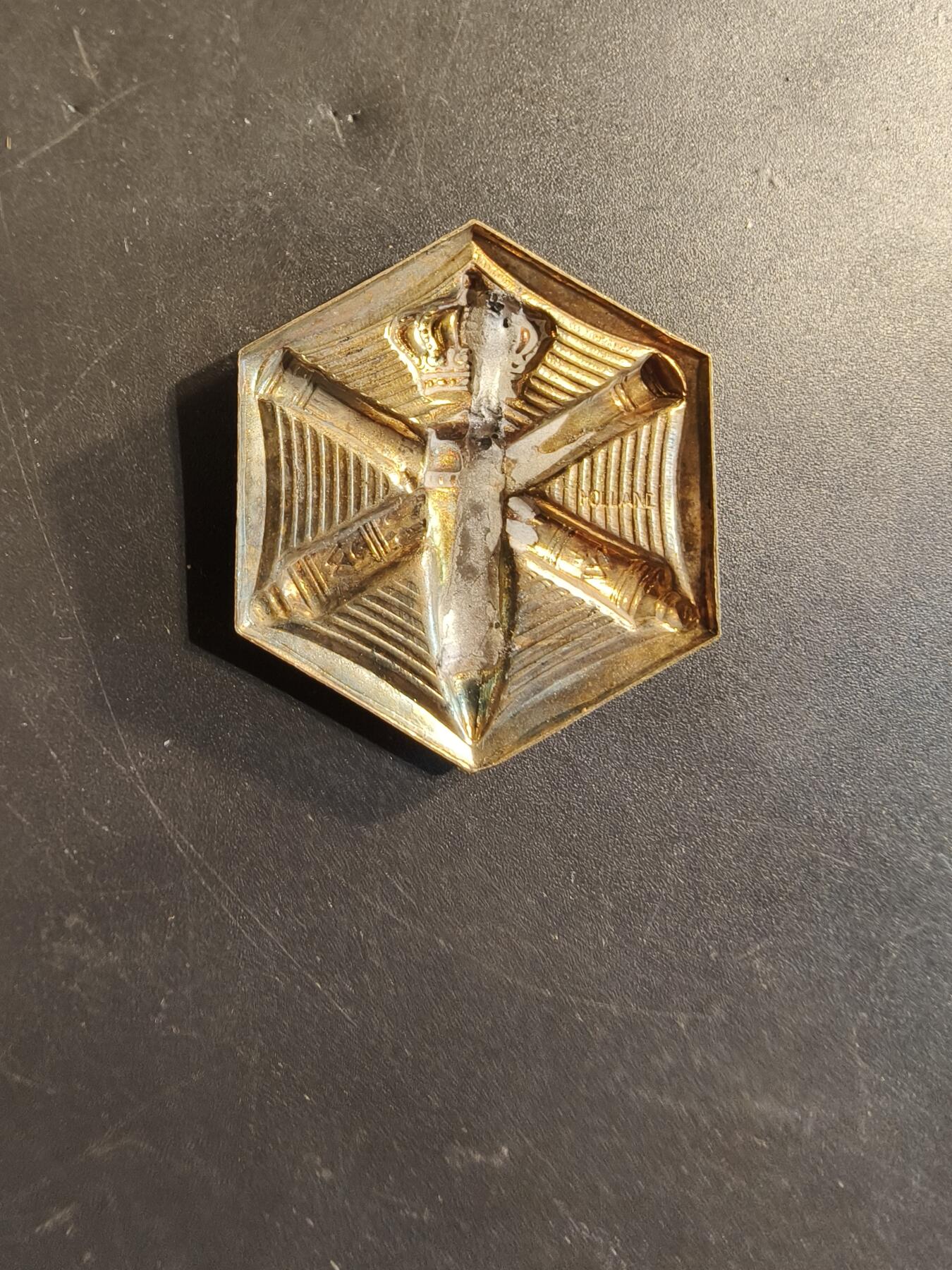 老王徽章第174期 荷兰陆军防空炮兵帽徽    二战时期   缺背杆