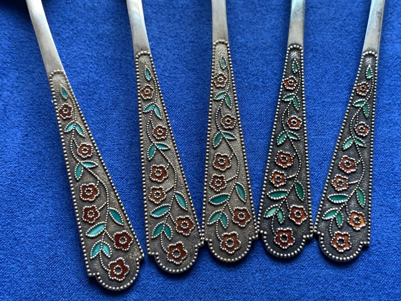 《竞宝斋》第454场 周日，周一 2场连拍 （全场包邮，欢迎送拍） 苏联 1960年代 纯银珐琅镀金古董汤勺5把 单体长：14cm，总重量：111.3克。苏联96进制875银标，换算为现在911银