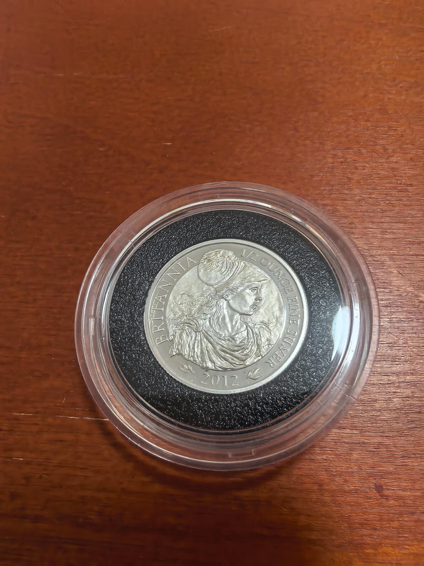 长老汇蛇年精选第九十二场拍卖 2012英国纪念不列颠女神金银币发行25周年特别版9枚不列颠女神半盎司1英镑精制银币套装，盒证全，钢琴烤漆木盒，400套