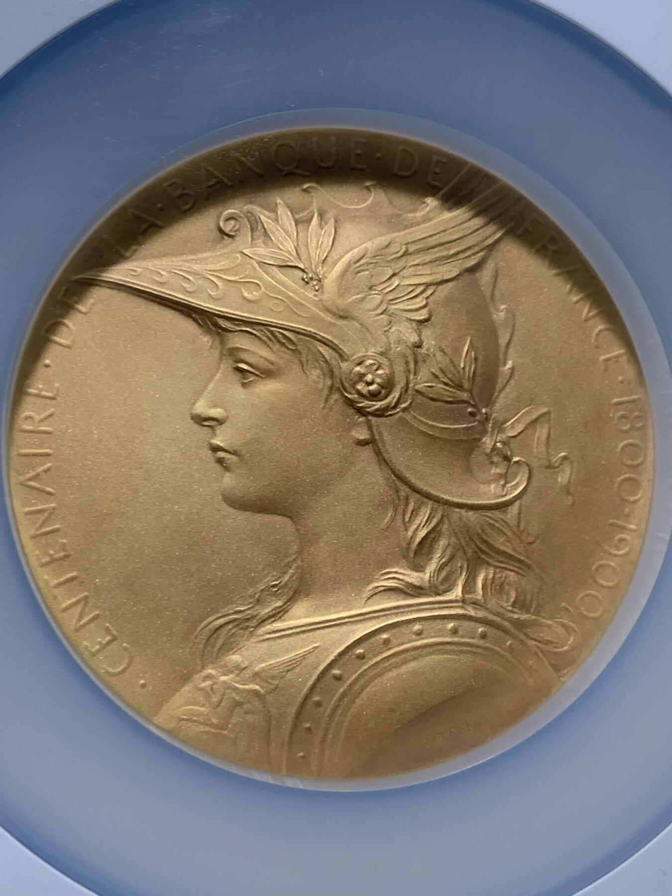 《竞宝斋》第454场 周日，周一 2场连拍 （全场包邮，欢迎送拍） 唯一冠军分 NGC MS67 法国 1900 法兰西银行百年纪念镀金大银章 奥斯卡·罗蒂大师的扛鼎之作（银镀金版本） 大盒加厚盒 状态极美 顶级高分