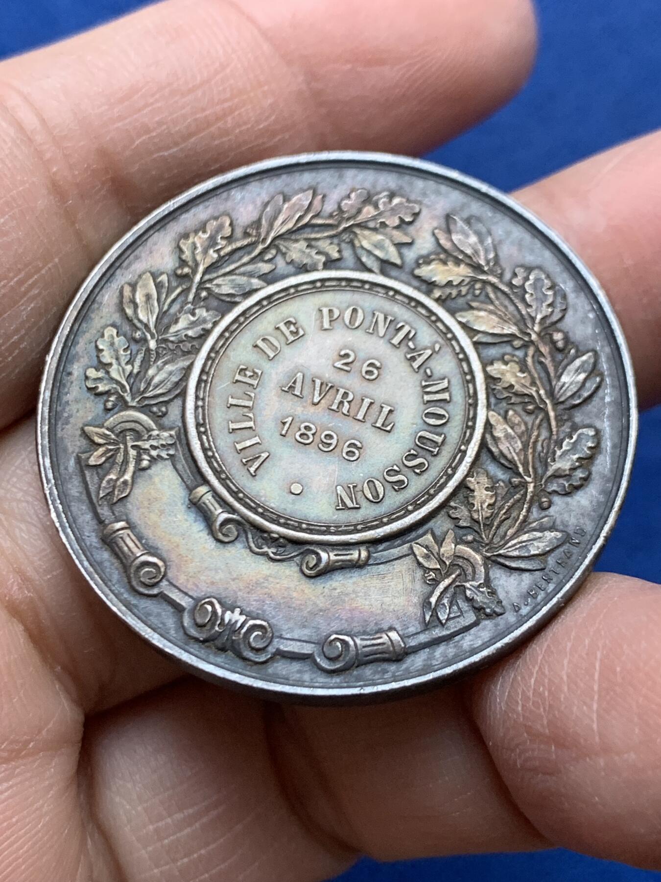 《竞宝斋》第454场 周日，周一 2场连拍 （全场包邮，欢迎送拍） 1896年戎装玛丽安娜镀银铜章 20.9克 36.8mm 丰饶角铜标 孔雀头盔