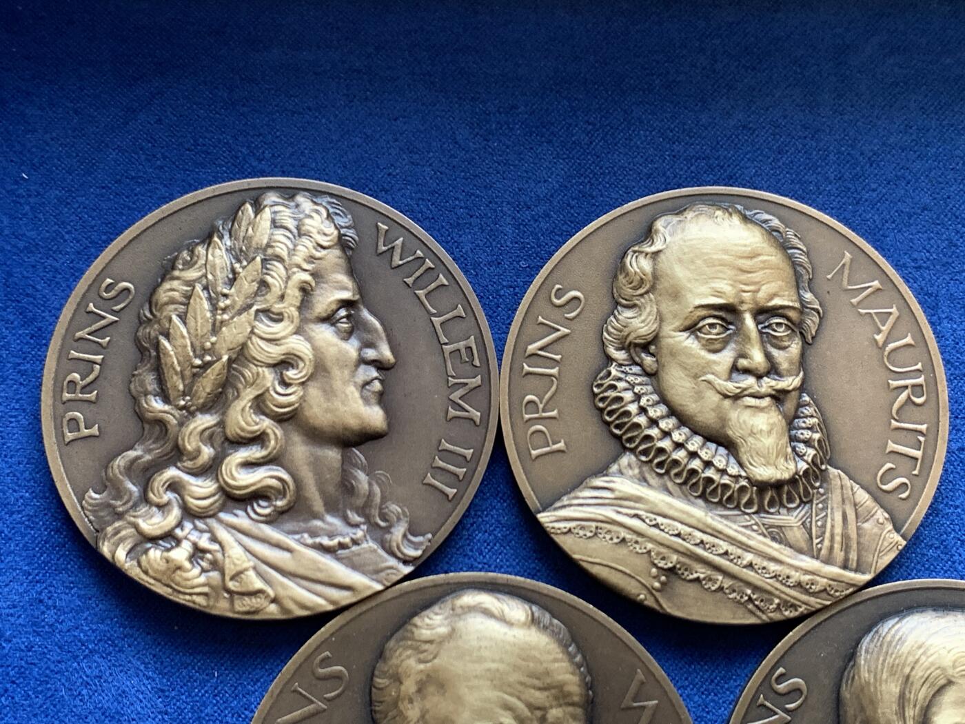 《竞宝斋》第454场 周日，周一 2场连拍 （全场包邮，欢迎送拍） 四枚一组 荷兰1938年历代国王系列大铜章 奥伦治亲王威廉一世 直径49.5mm 重量58.9g；；奥伦治亲王威廉二世 直径49.3mm 重量57.75g；奥伦治亲王威廉三世 直径49.7mm 重量56.6g；莫里斯亲王 直径49.3mm 重量57.95g。