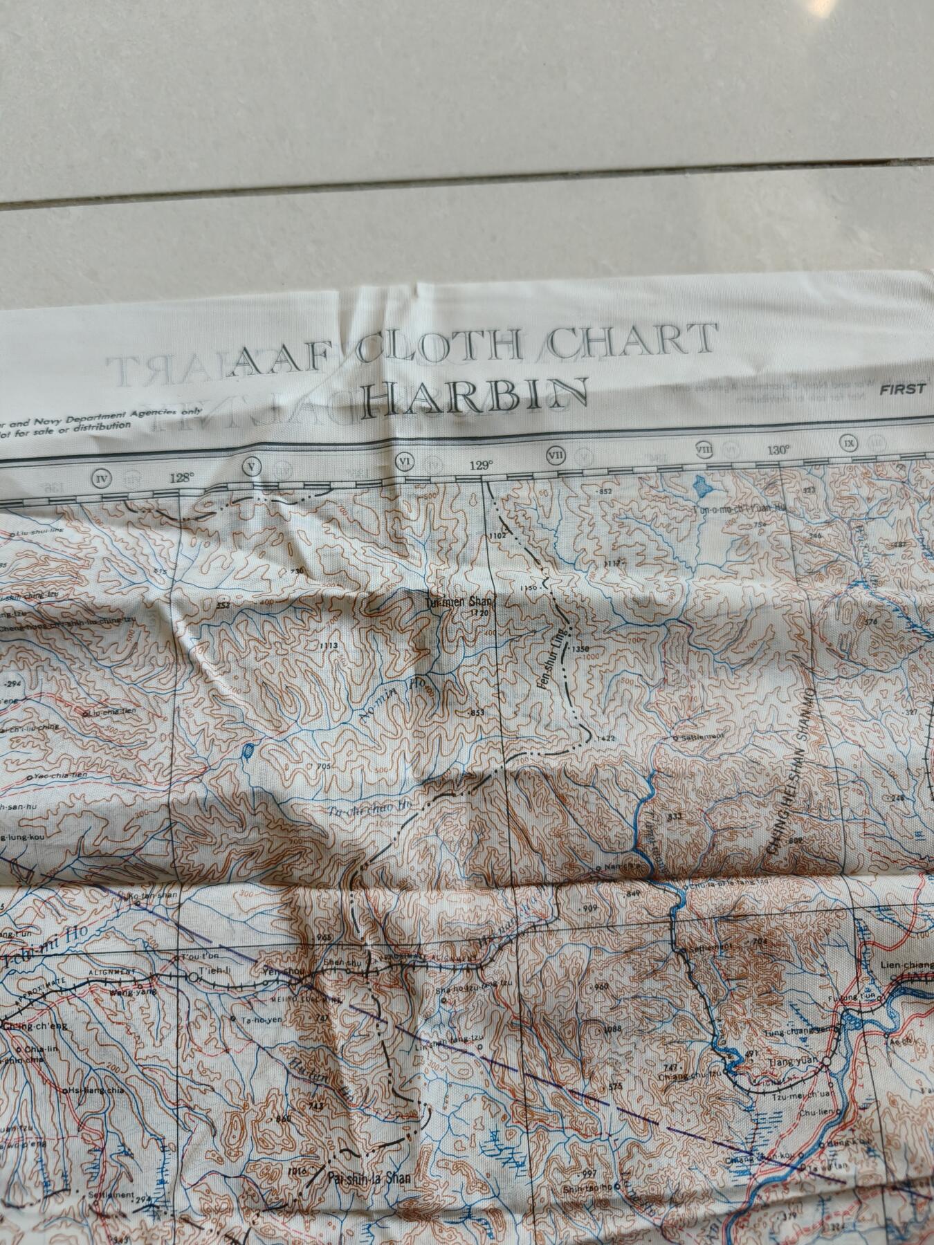 老王徽章第174期 美国二战陆军航空兵逃生图    丝质    正面为哈尔滨地区    背面为俄罗斯滨海边疆区斯帕斯克-达里尼，与黑龙江省接壤         尺寸约60×60cm