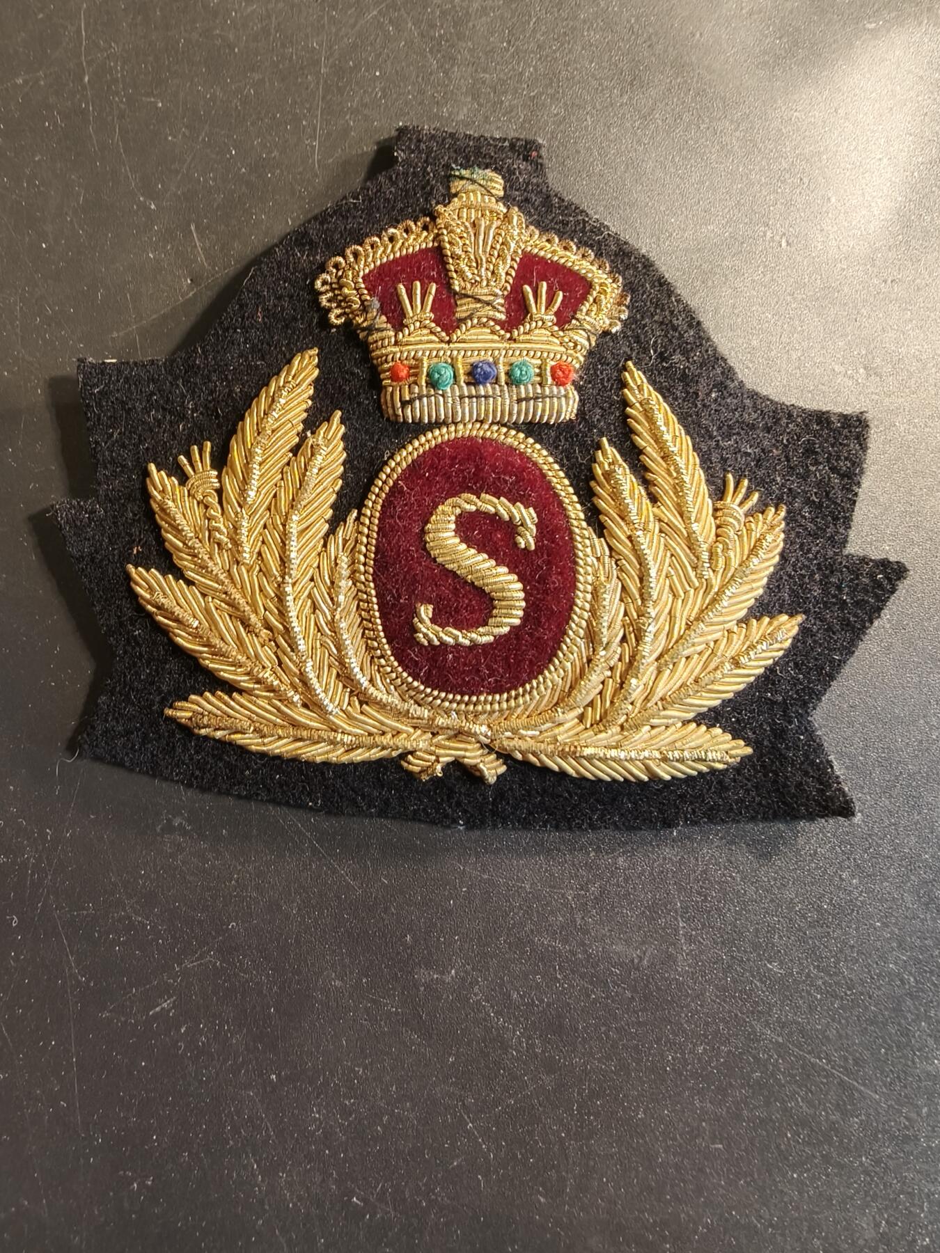 老王徽章第174期 英国皇家海军供应与秘书处军官大檐帽帽徽    国王版本   刺绣版本