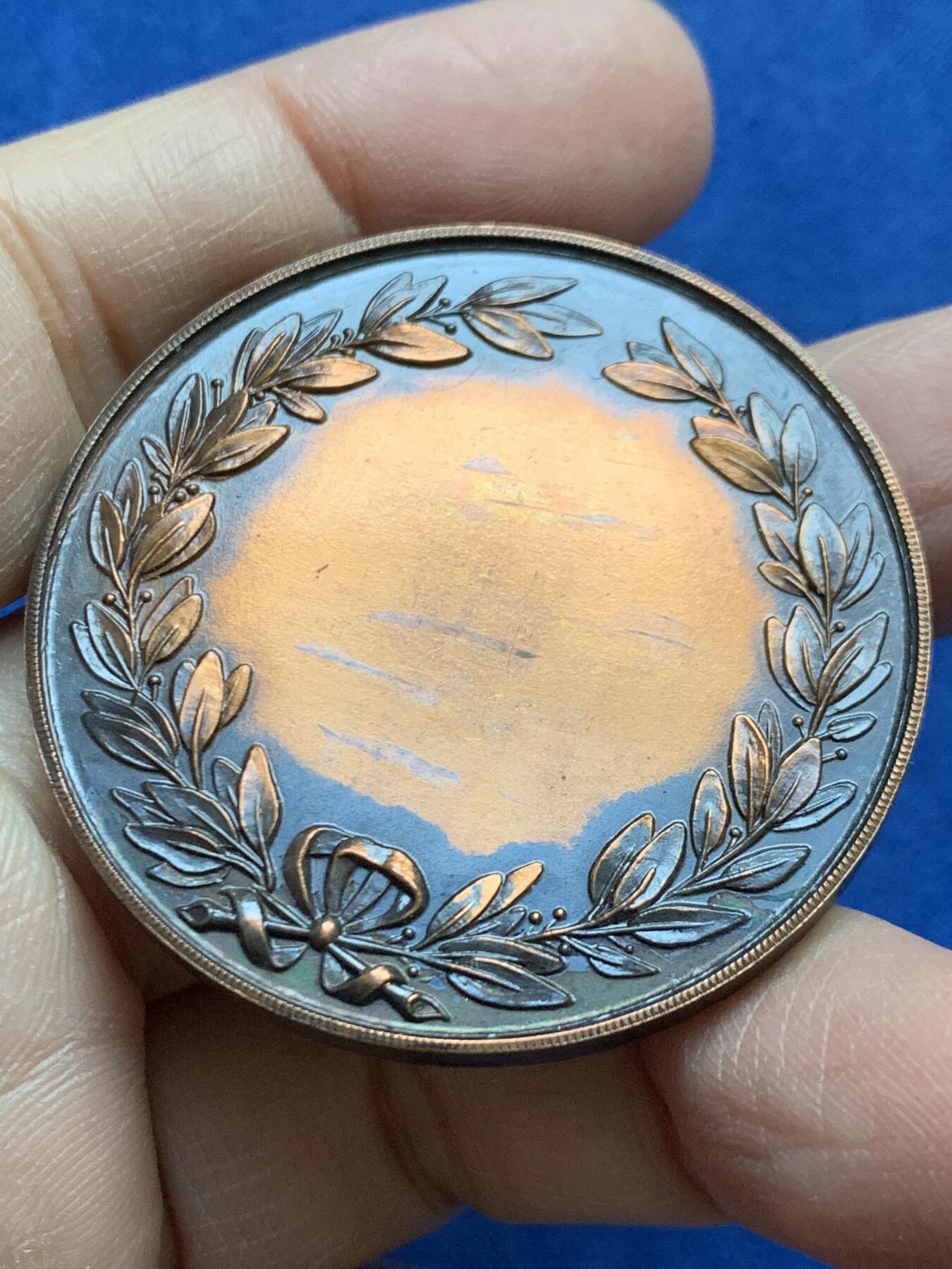 《竞宝斋》第454场 周日，周一 2场连拍 （全场包邮，欢迎送拍） 英国小农户锦标赛谷物女神纪念铜章，重34.65g，44.5mm，品种稀少很少见的品种，高浮雕铜章，古漆黑包浆很漂亮，约1900年前后铸造，带盒。