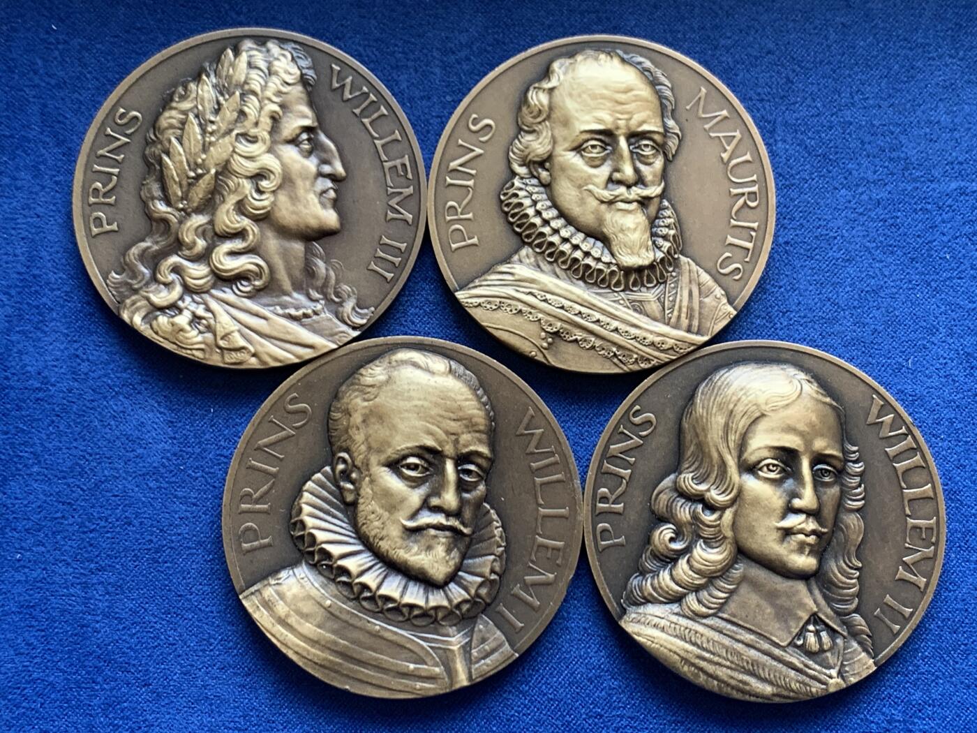 《竞宝斋》第454场 周日，周一 2场连拍 （全场包邮，欢迎送拍） 四枚一组 荷兰1938年历代国王系列大铜章 奥伦治亲王威廉一世 直径49.5mm 重量58.9g；；奥伦治亲王威廉二世 直径49.3mm 重量57.75g；奥伦治亲王威廉三世 直径49.7mm 重量56.6g；莫里斯亲王 直径49.3mm 重量57.95g。