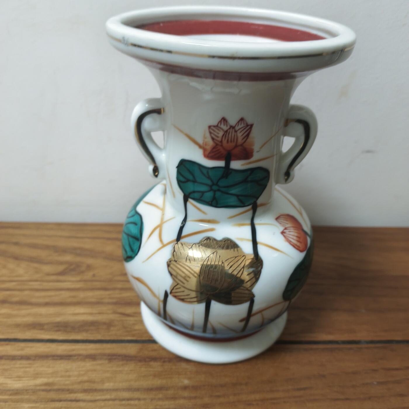 杂项专场 双耳荷花瓶  高度15厘米 口直径9.8厘米。 无磕 无飞皮 无冲线。 