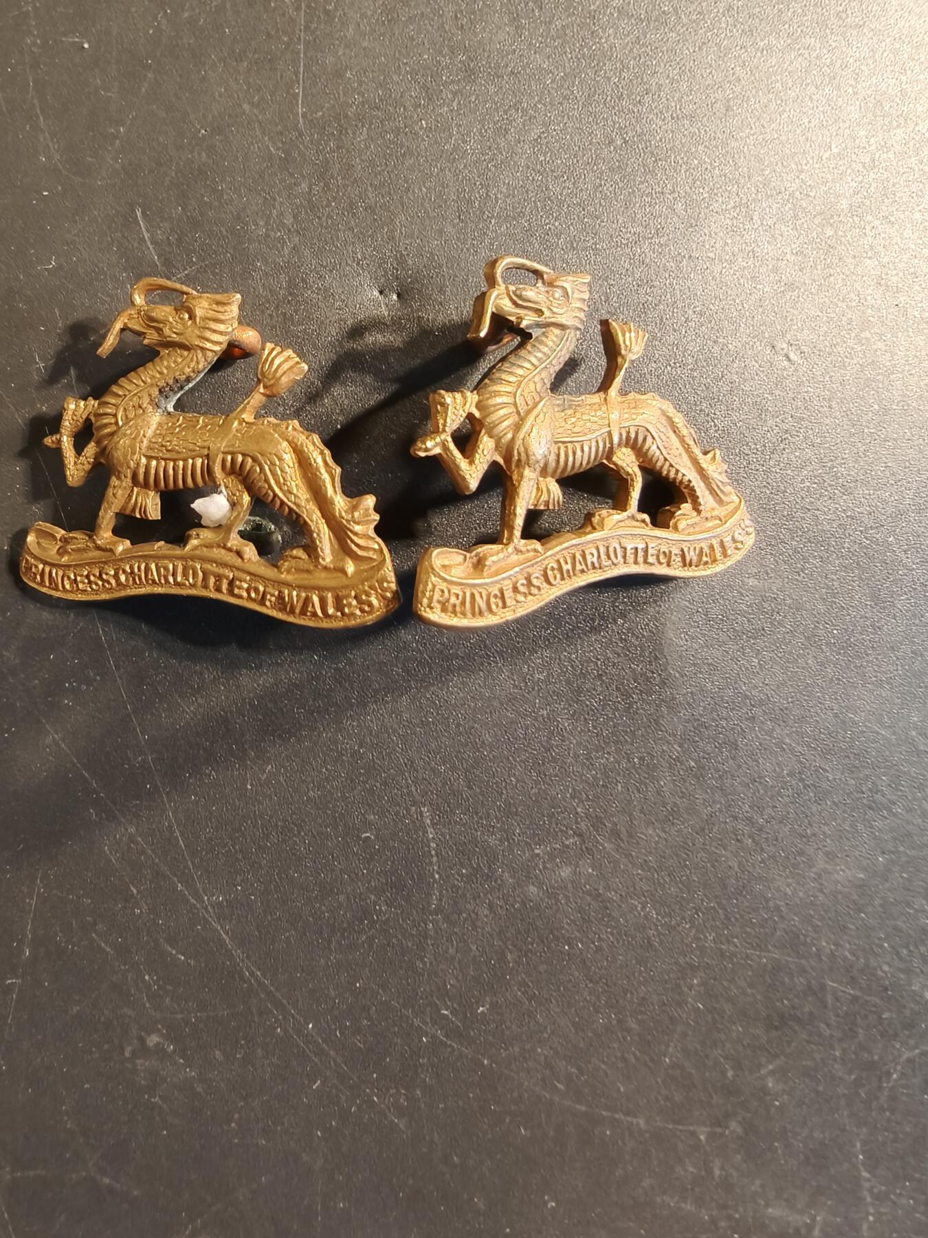 老王徽章第174期 英国皇家伯克步兵团威尔士公主夏洛特营领章一组     一战时期