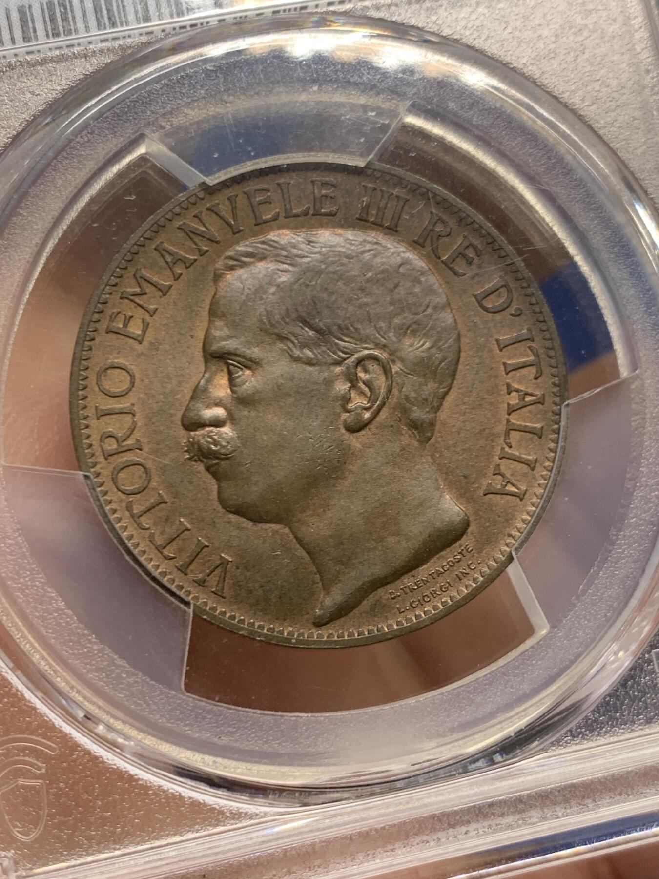 《竞宝斋》第454场 周日，周一 2场连拍 （全场包邮，欢迎送拍） PCGS MS64BN 意大利王国1911年10C铜币，庆祝王国五十周年纪念。正面为国王埃马努埃莱三世，背面为罗马式女神搀扶着此时的意大利女神。原味巧克力包浆，非常漂亮的一枚。