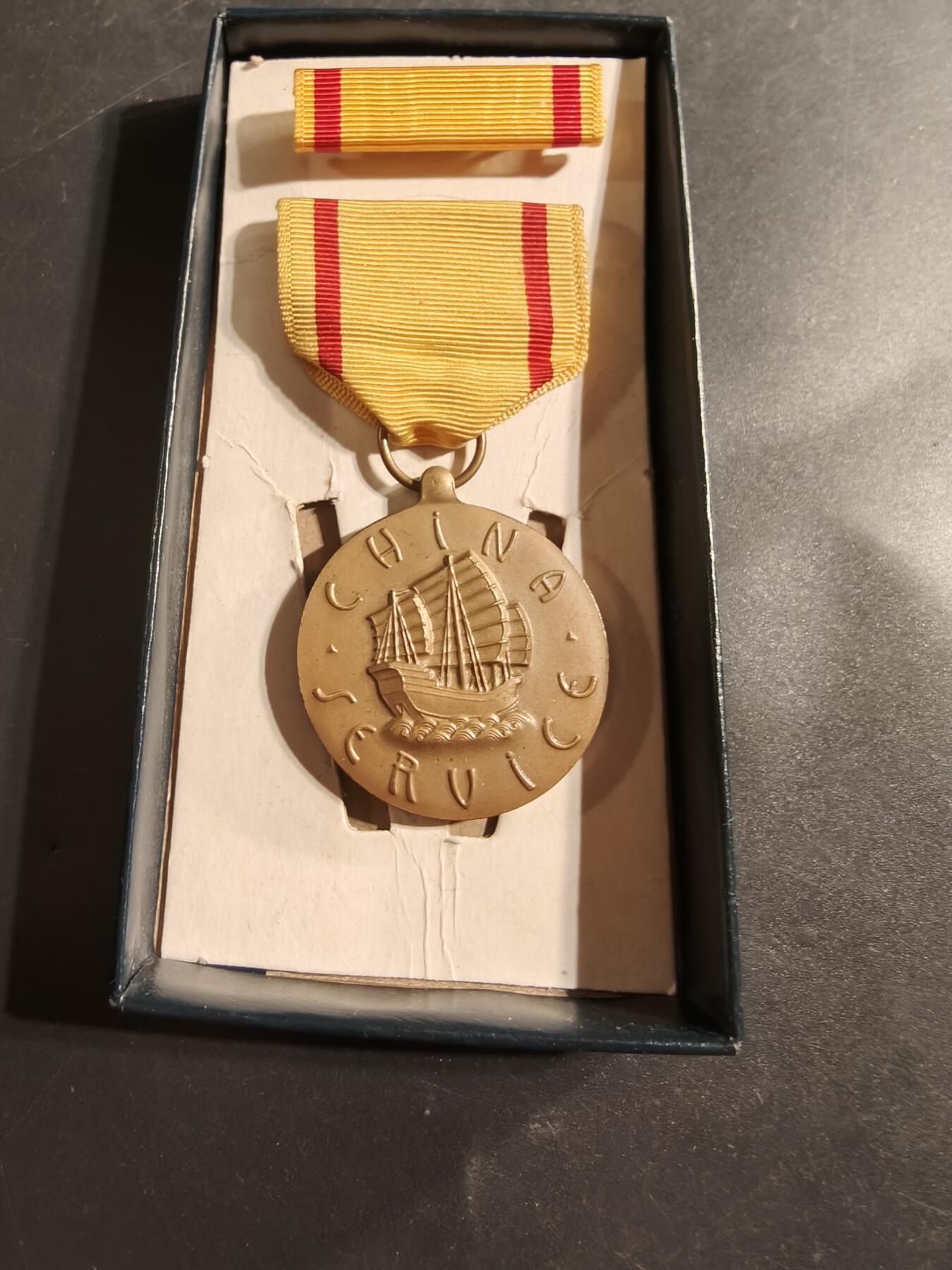 老王徽章第174期 美国海军二战中国服役奖章     带略   原盒无盖