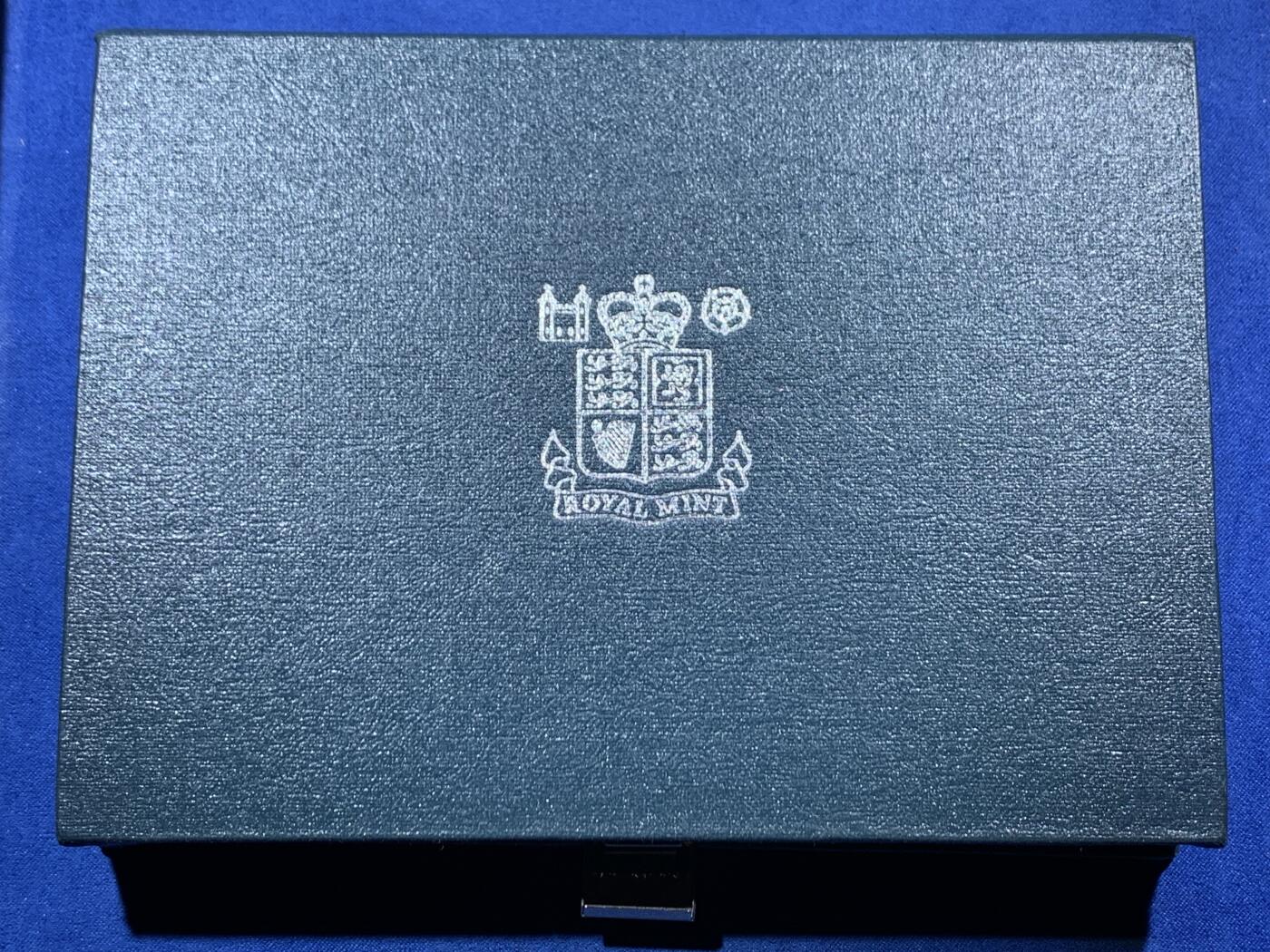 《竞宝斋》第454场 周日，周一 2场连拍 （全场包邮，欢迎送拍） 英国1985年伊丽莎白二世精致套币，带证书。