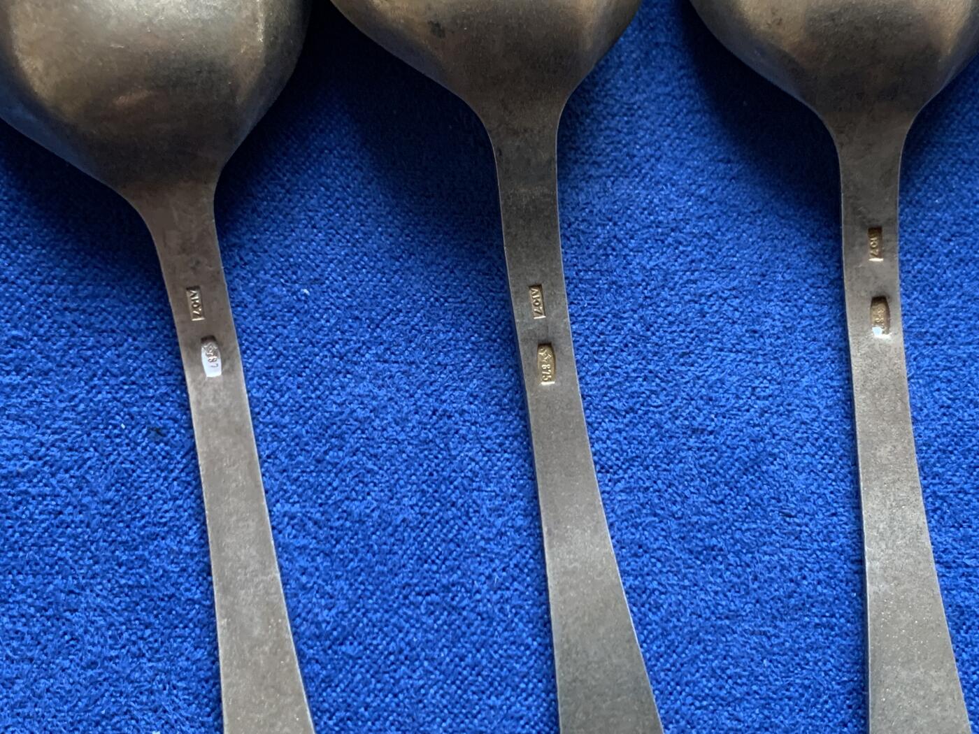 《竞宝斋》第454场 周日，周一 2场连拍 （全场包邮，欢迎送拍） 苏联 1960年代 纯银珐琅镀金古董汤勺5把 单体长：14cm，总重量：111.3克。苏联96进制875银标，换算为现在911银