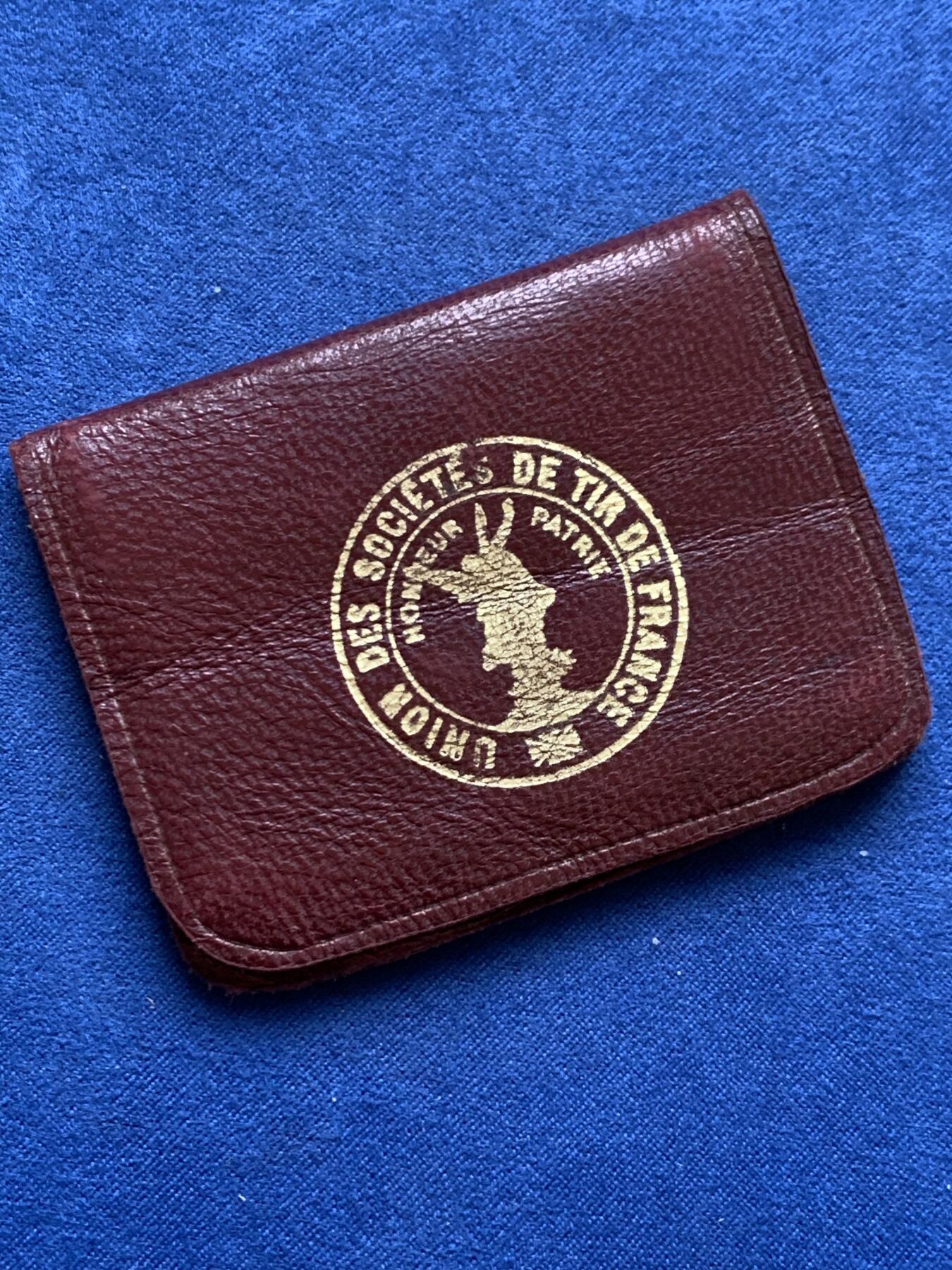 《竞宝斋》第454场 周日，周一 2场连拍 （全场包邮，欢迎送拍） 法国射击协会联合会颁发 1901年射击节大银章 好品 包浆很好 丰饶角银 带原始皮套  大尺寸64*48.2mm 71.4克 丰饶角银标