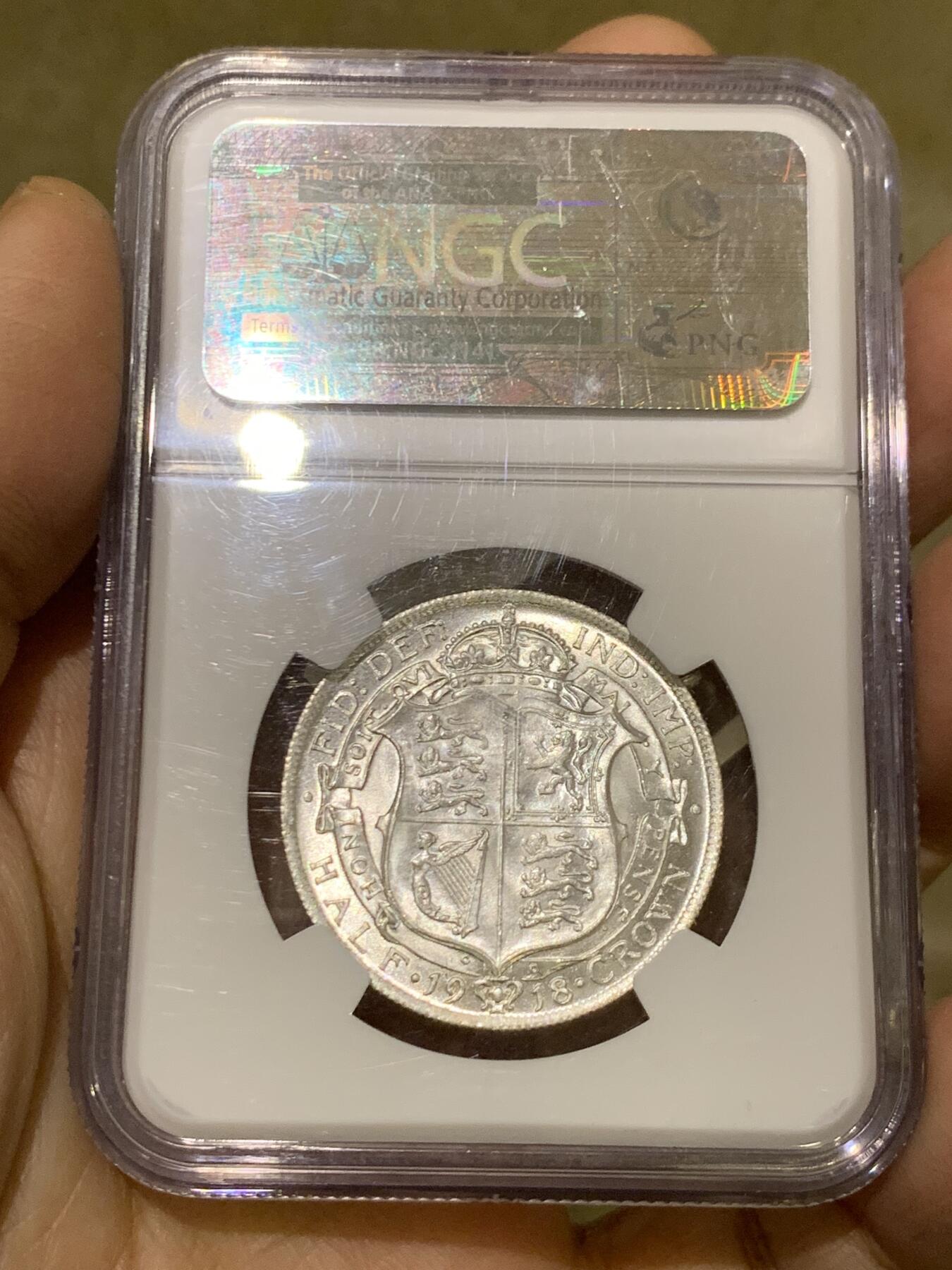 《竞宝斋》第454场 周日，周一 2场连拍 （全场包邮，欢迎送拍） NGC MS64 英国1918年乔治五世1/2克朗银币，乔五早期高银流通版，底板丝滑，银光曜曜，难得高品。此品种发丝常见弱打，此枚发丝胡子细节不错，在同分中也属难得，老盒好状态