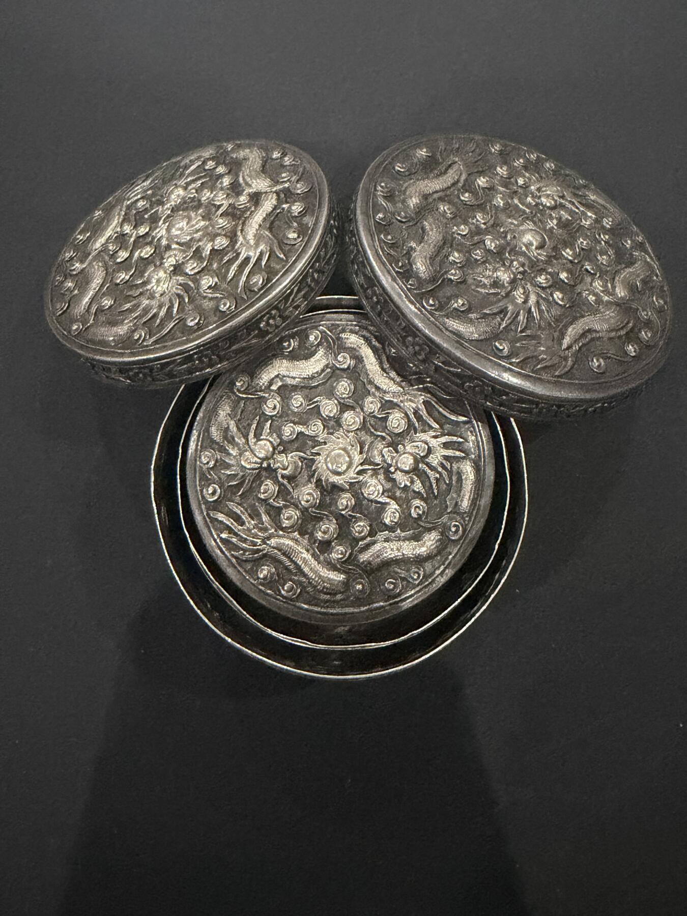 海外回流精品（欧美专场） 法国回流清代纯银套盒，双龙戏珠题材，工艺精美，有款，232.8克。