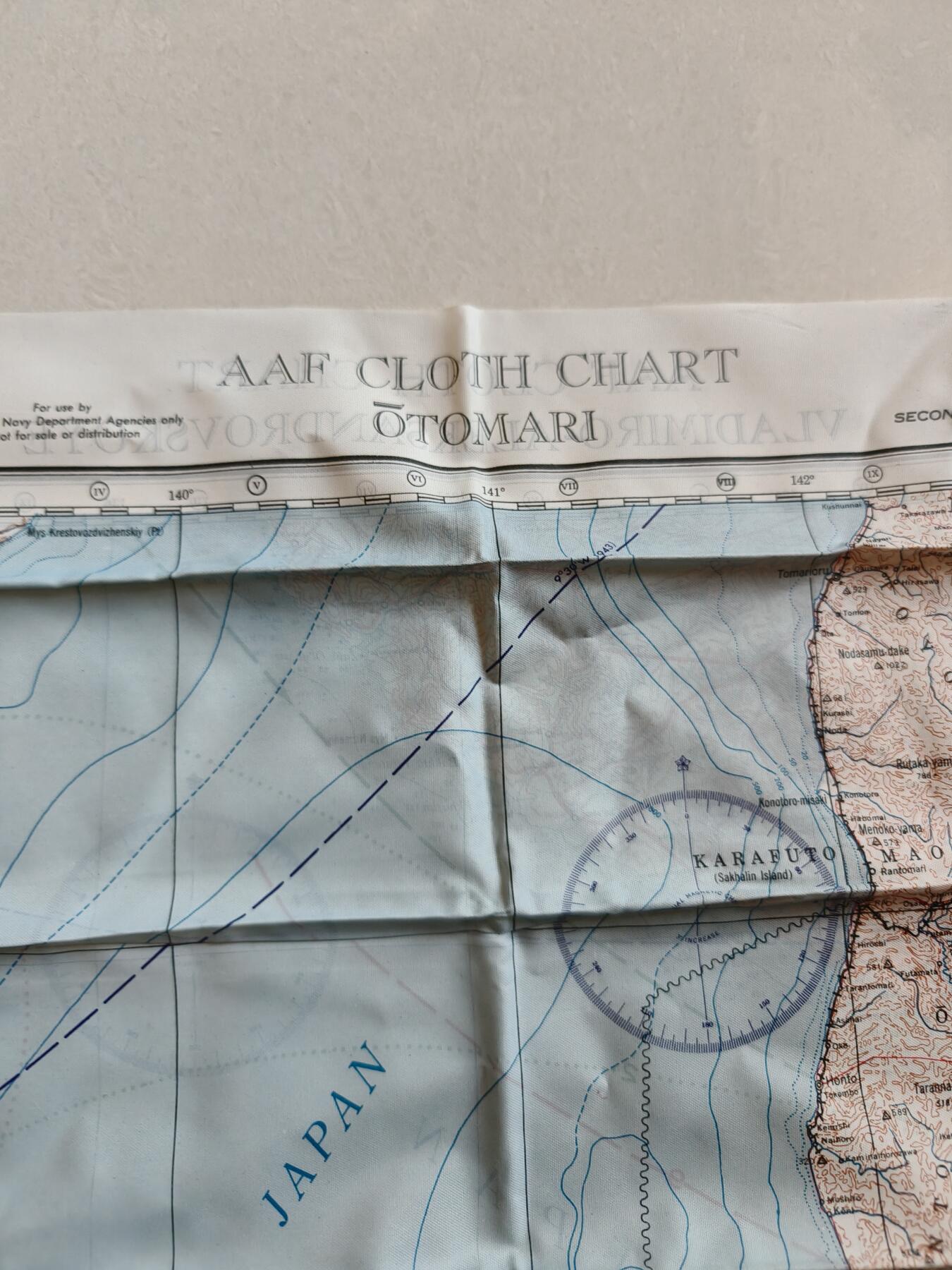 老王徽章第174期 美国二战陆军航空兵逃生图 丝质   一面是日本海沿岸的弗拉基米罗-亚历山德罗夫斯科耶（位于今俄罗斯滨海边疆区），另一面是大泊（位于今日本北海道）   尺寸约60×60cm