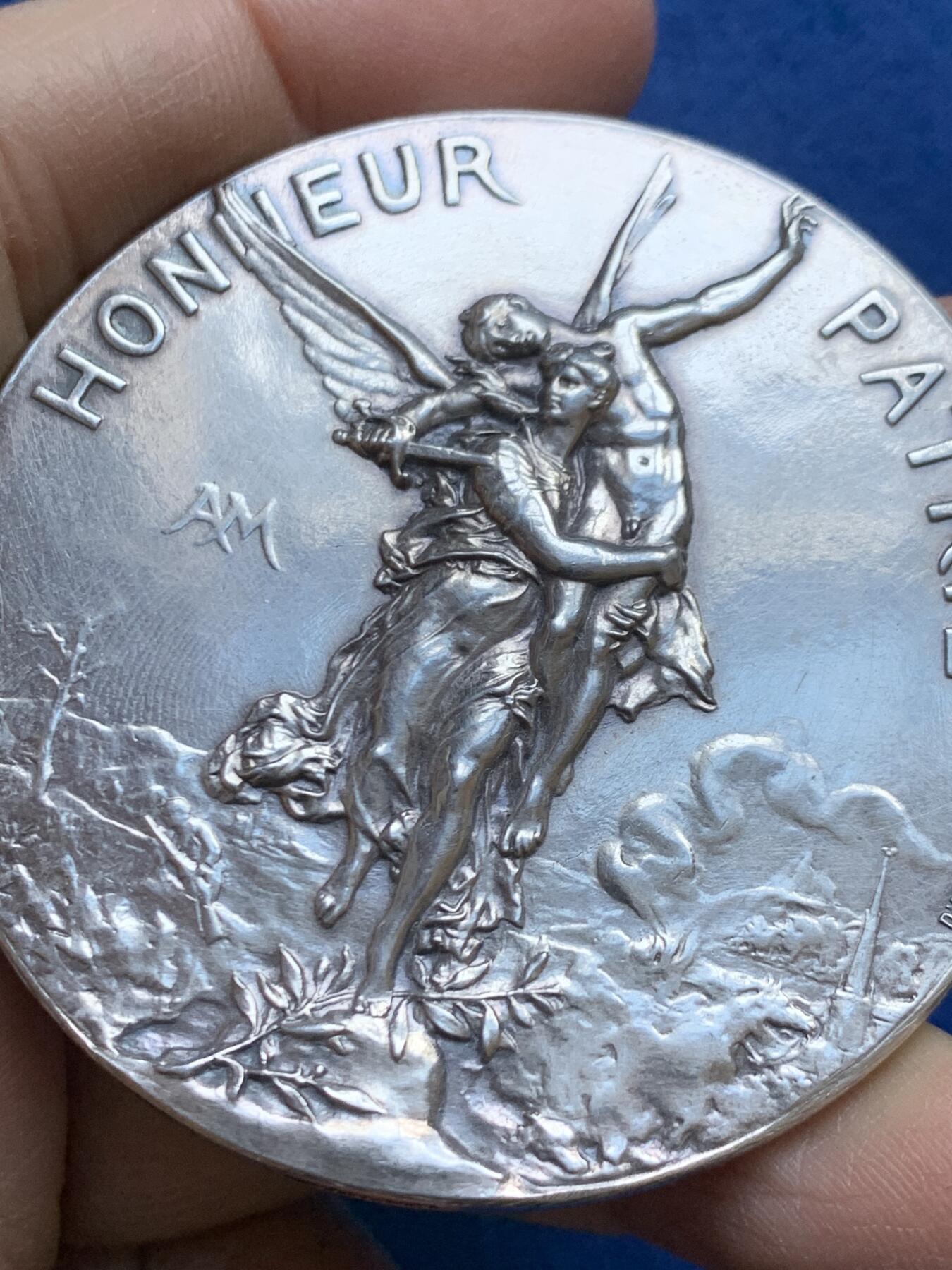 《竞宝斋》第454场 周日，周一 2场连拍 （全场包邮，欢迎送拍） 1886年法国射击节大银章 77.4克 58.6mm 丰饶角银标 带盒