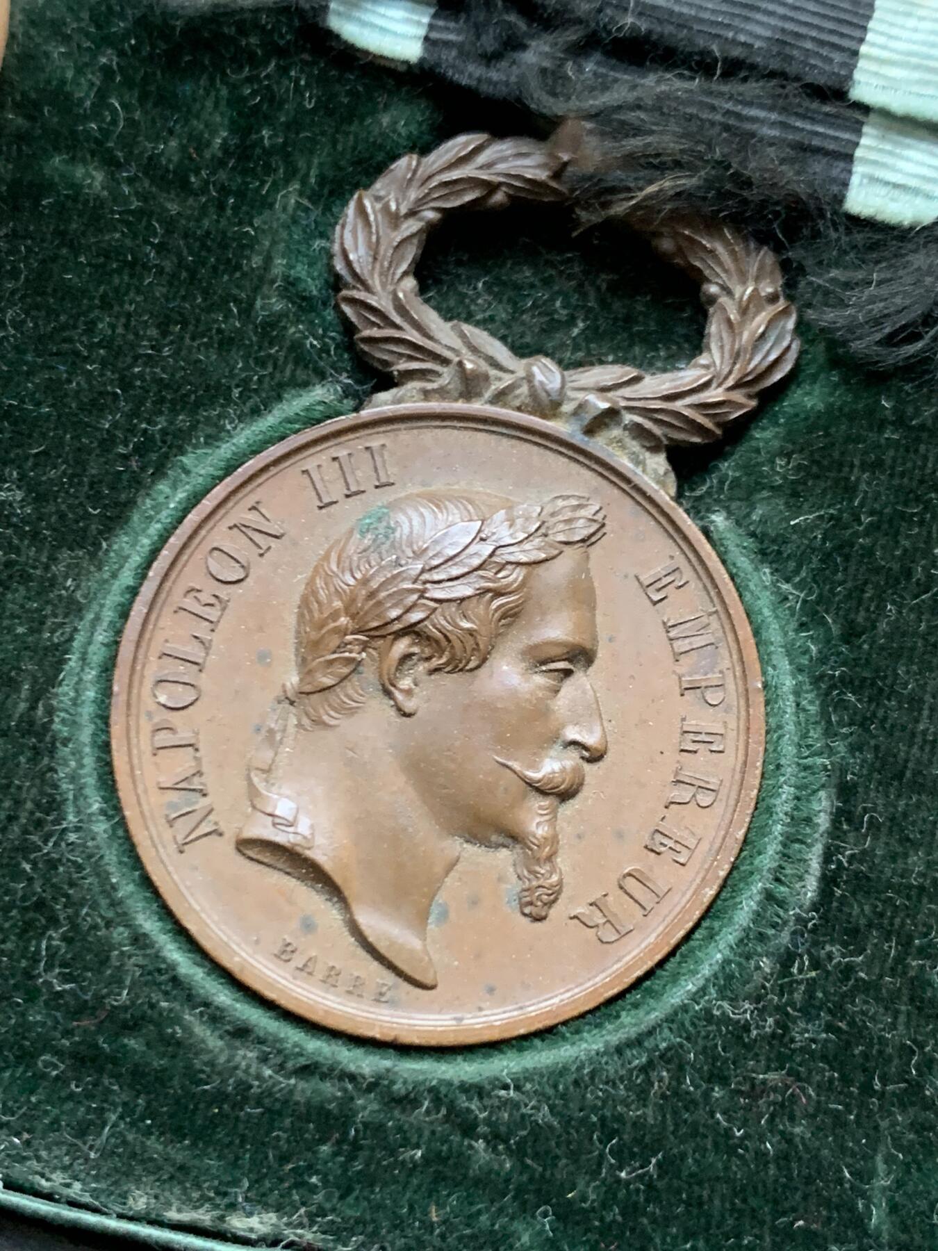 《竞宝斋》第454场 周日，周一 2场连拍 （全场包邮，欢迎送拍） 1866年法国互助会荣誉勋章 带原盒 总重14.1克