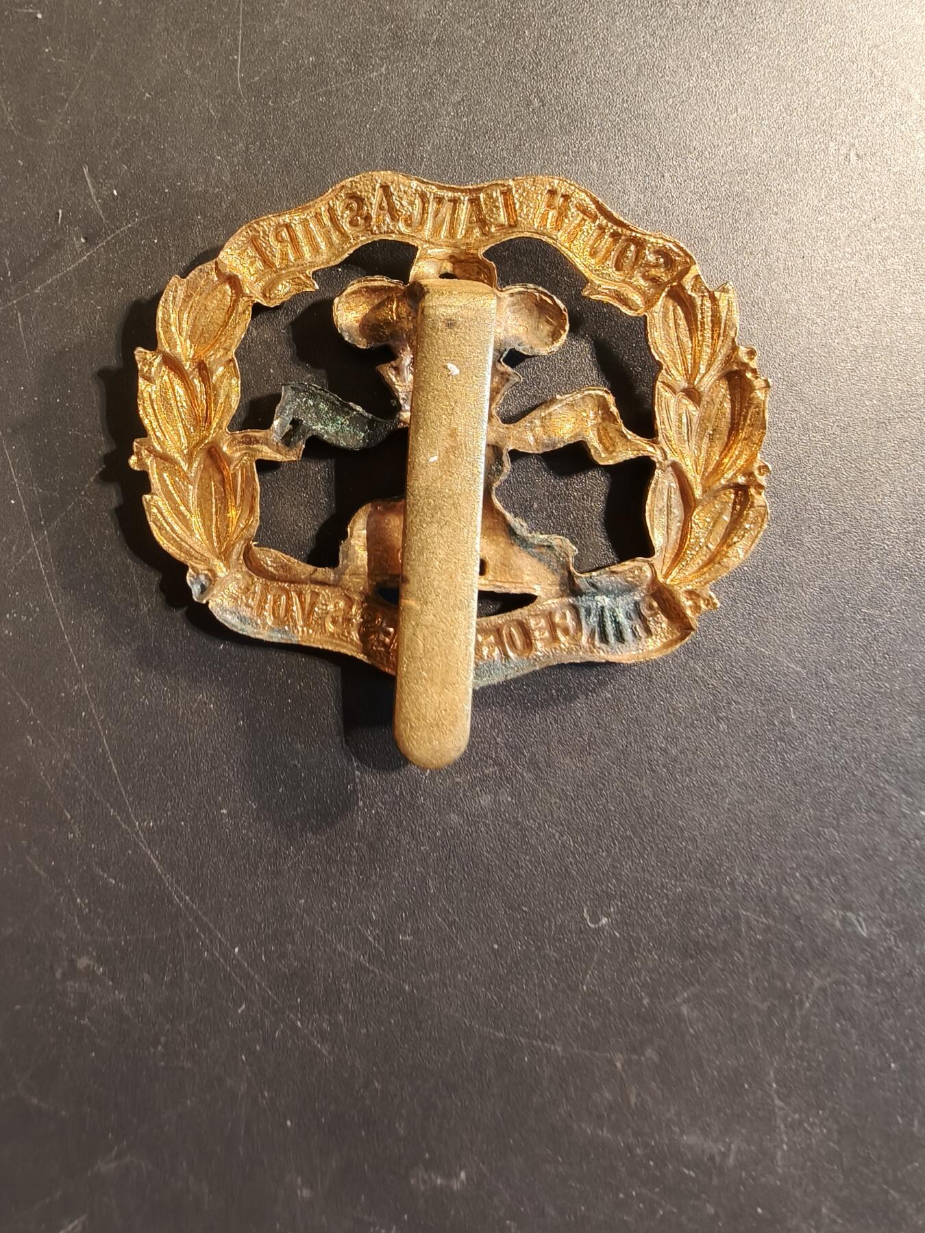 老王徽章第174期 英国南兰开夏步兵团威尔士亲王支援步兵营帽徽    一战时期