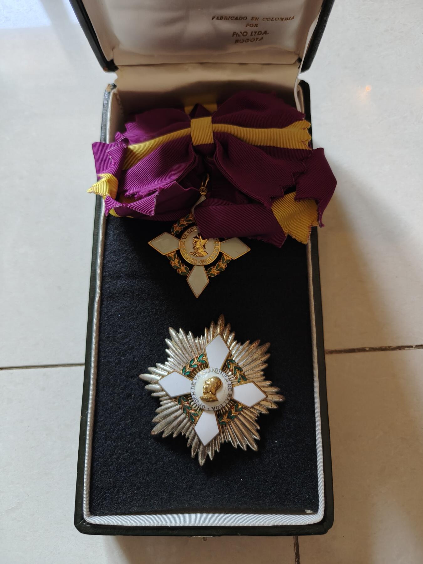 老王徽章第174期 巴拿马大十字级瓦斯科·努涅兹·德·巴尔博亚勋章     少见哥伦比亚珠宝商代工版本    原盒     银质镀金珐琅