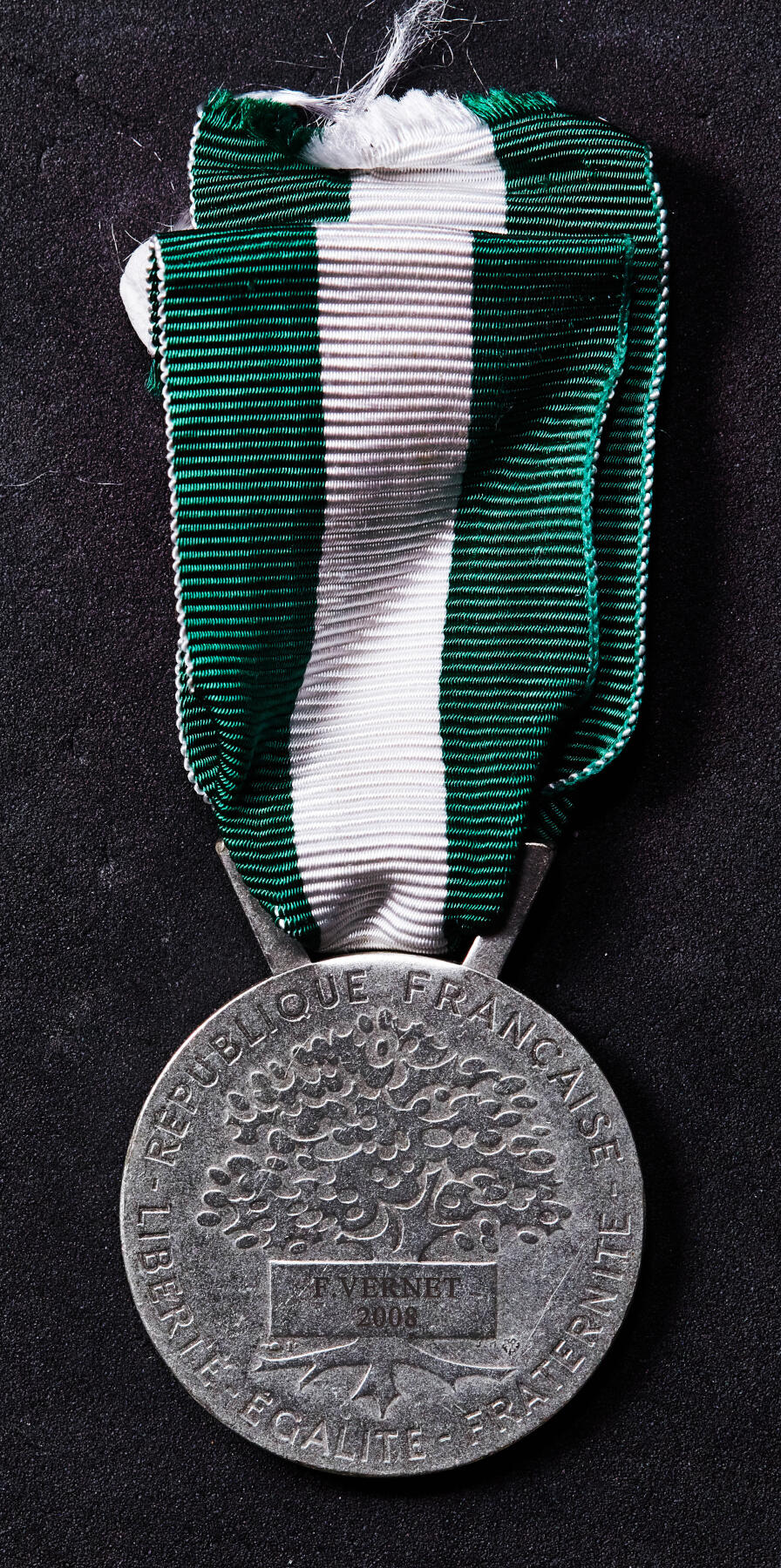 【俄甄集藏】2026年(046)01-07 星期三 晚 19:30 全场包邮 法国2008年地方行政服务勋章，铜质镀银，直径：34mm，高：42mm，重量：25克