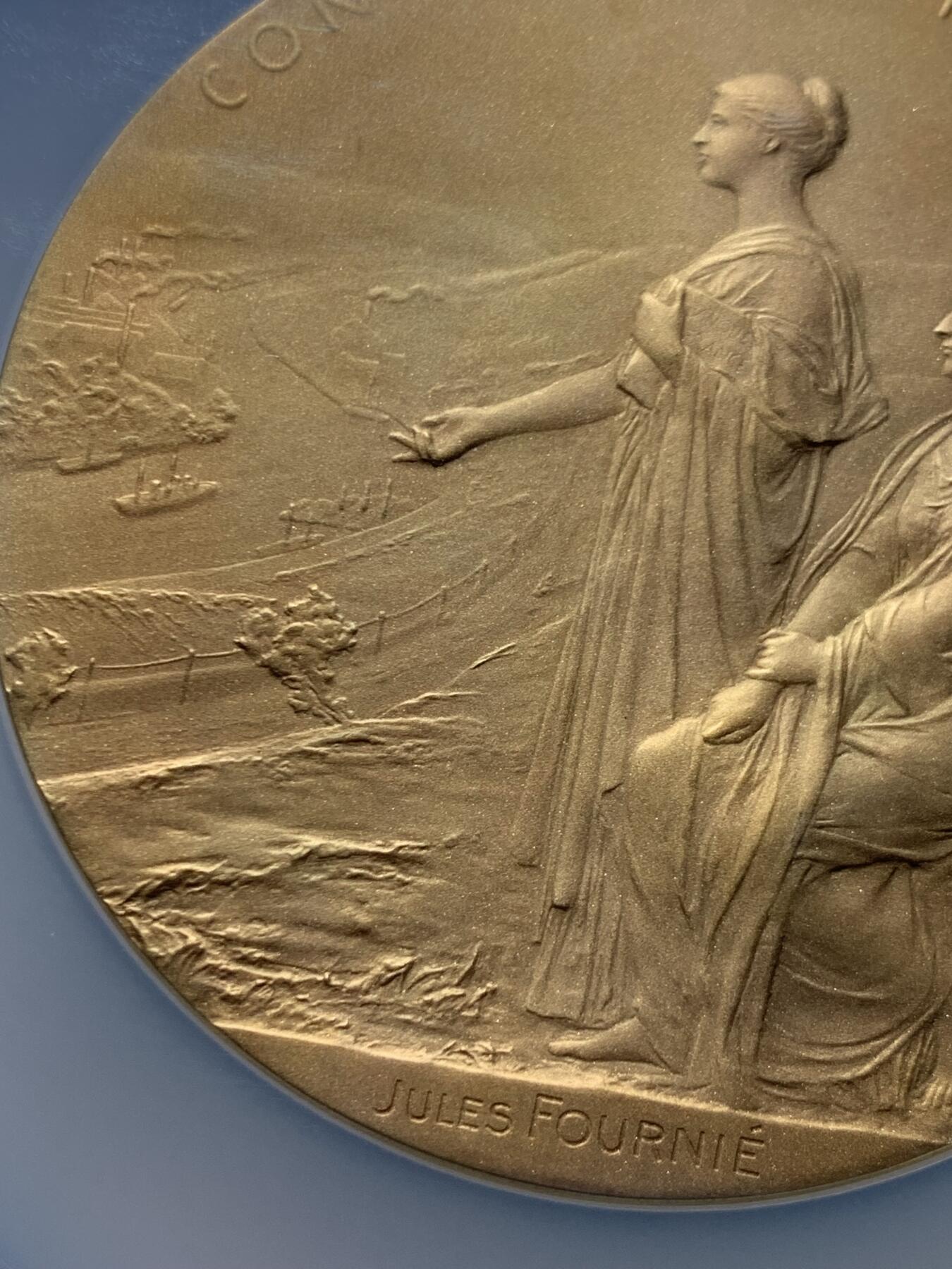 《竞宝斋》第454场 周日，周一 2场连拍 （全场包邮，欢迎送拍） 唯一冠军分 NGC MS67 法国 1900 法兰西银行百年纪念镀金大银章 奥斯卡·罗蒂大师的扛鼎之作（银镀金版本） 大盒加厚盒 状态极美 顶级高分