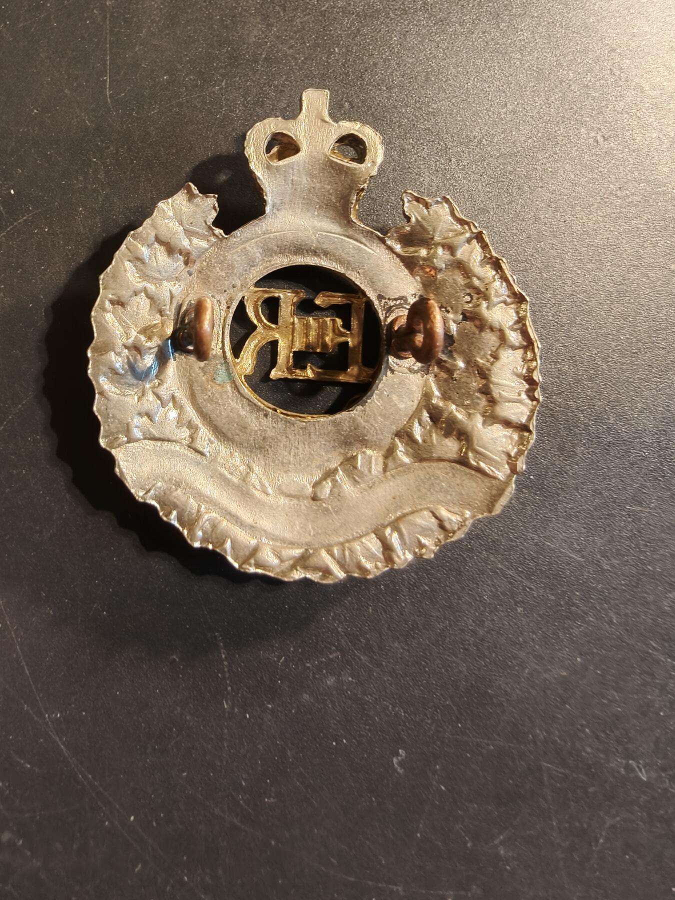 老王徽章第174期 英联邦皇家加拿大工兵团帽徽    女王时期