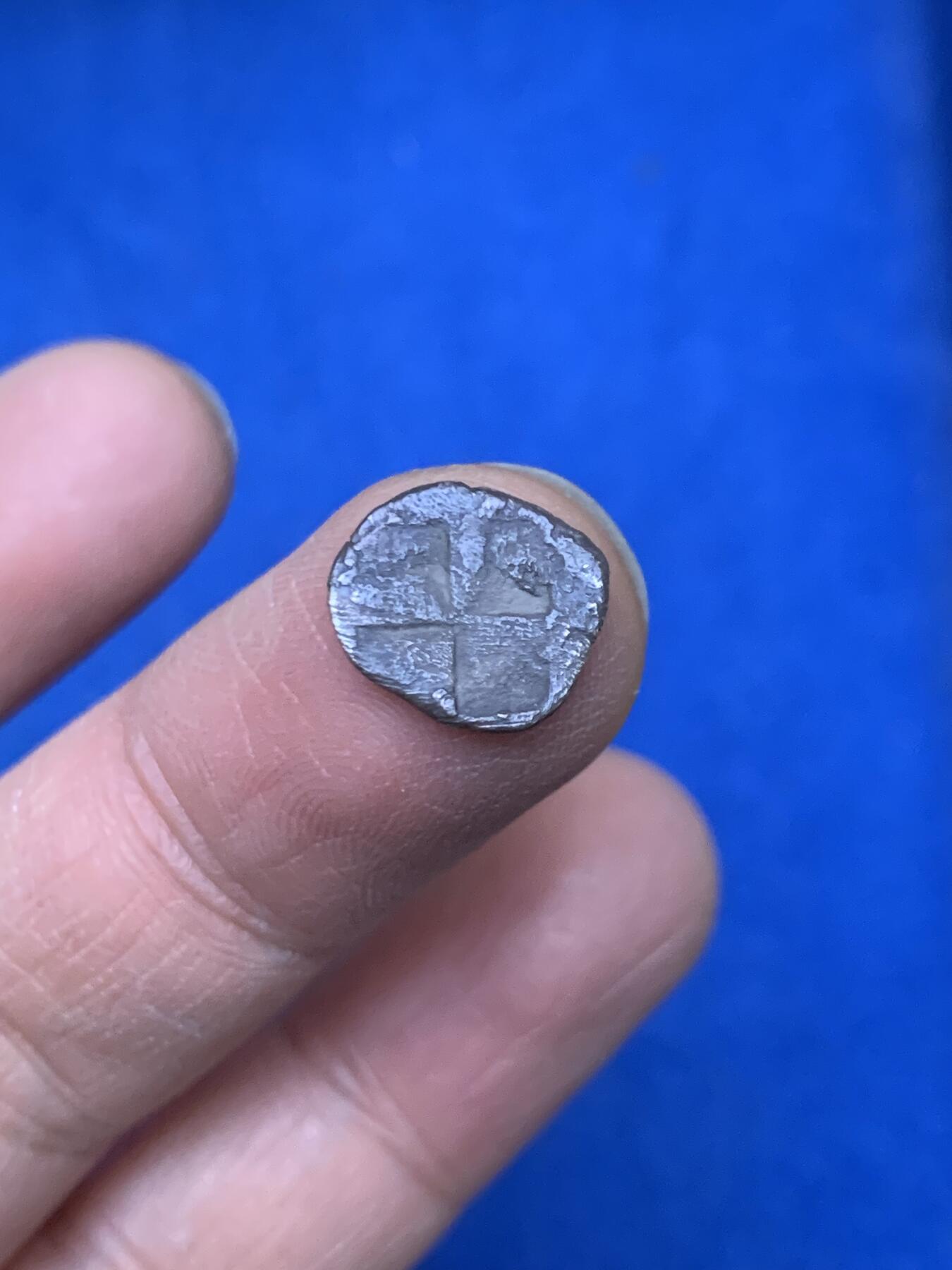 《竞宝斋》第454场 周日，周一 2场连拍 （全场包邮，欢迎送拍） 古希腊 公元前450-425年 爱奥尼亚提欧斯地区 狮鹫格里芬1.5奥波银币 非常经典的形象 小银币难得打制这么好 1.09克