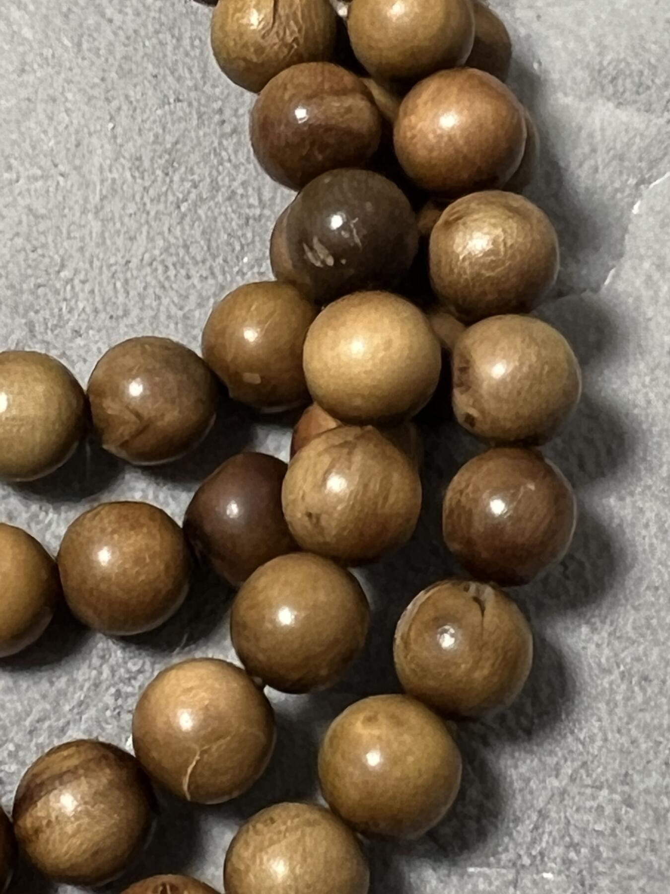 零元拍：正区印度老山檀 108/0.8长串 有珠子有裂带留疤 ，不影响品香