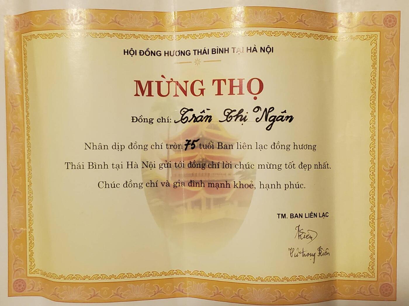 韵星假日拍卖第三十五期 -- Rimey Holidays Auction 34 越南社会主义共和国河内首都地区 地区社级妇联主席、人民委员副主任陈氏银 阮敬典夫妻75、80贺寿奖状 社官方颁发 少见 仅给退休老干部 地区领导亲签