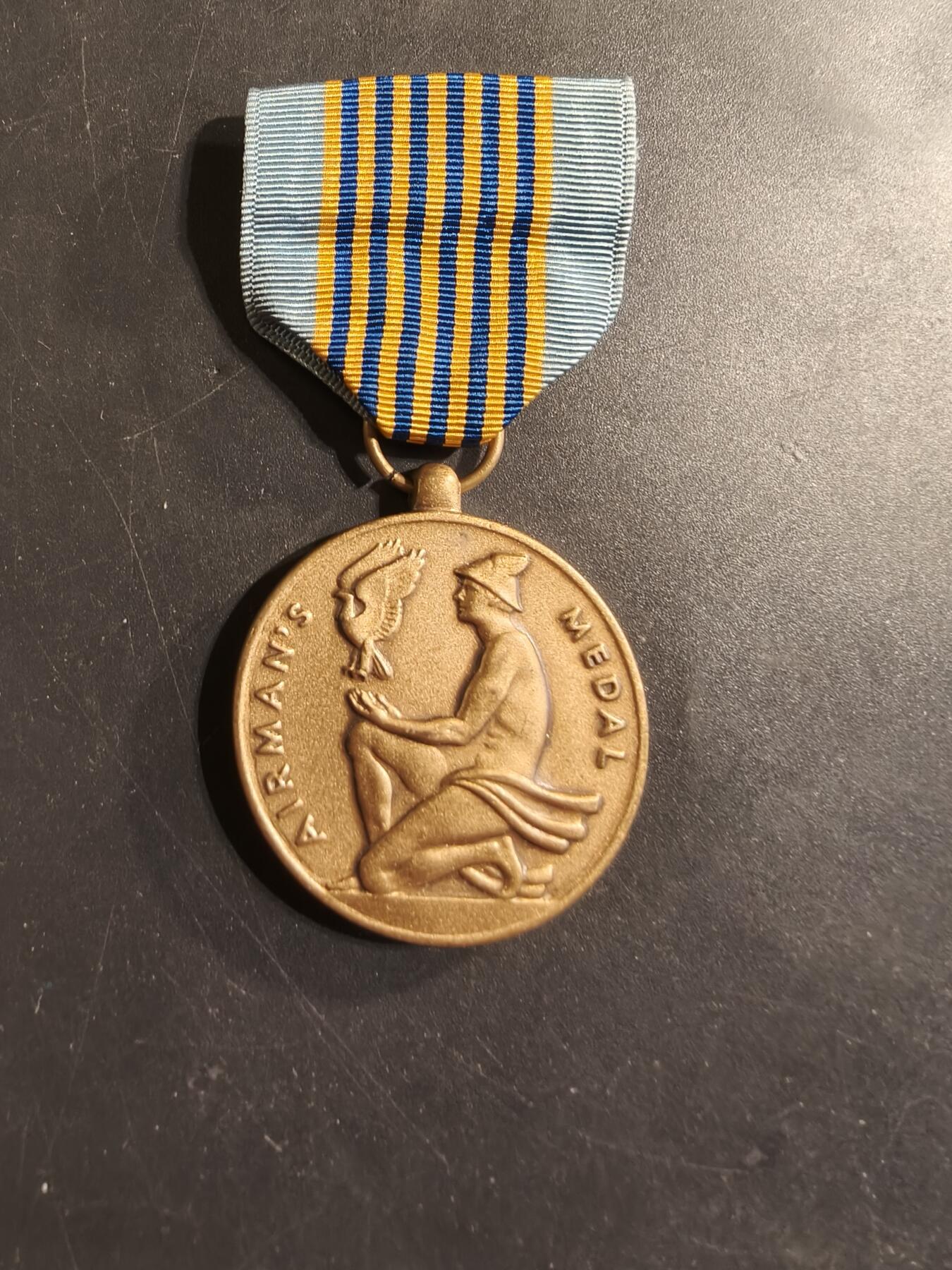 老王徽章第174期 美国空军飞行员奖章       该奖章是为表彰非战斗英勇行为而设立的。  该奖章于1960年7月6日设立，旨在表彰涉及自愿冒生命危险的英勇行为。 