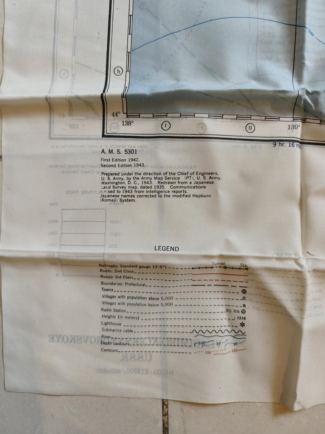 老王徽章第174期 美国二战陆军航空兵逃生图 丝质   一面是日本海沿岸的弗拉基米罗-亚历山德罗夫斯科耶（位于今俄罗斯滨海边疆区），另一面是大泊（位于今日本北海道）   尺寸约60×60cm