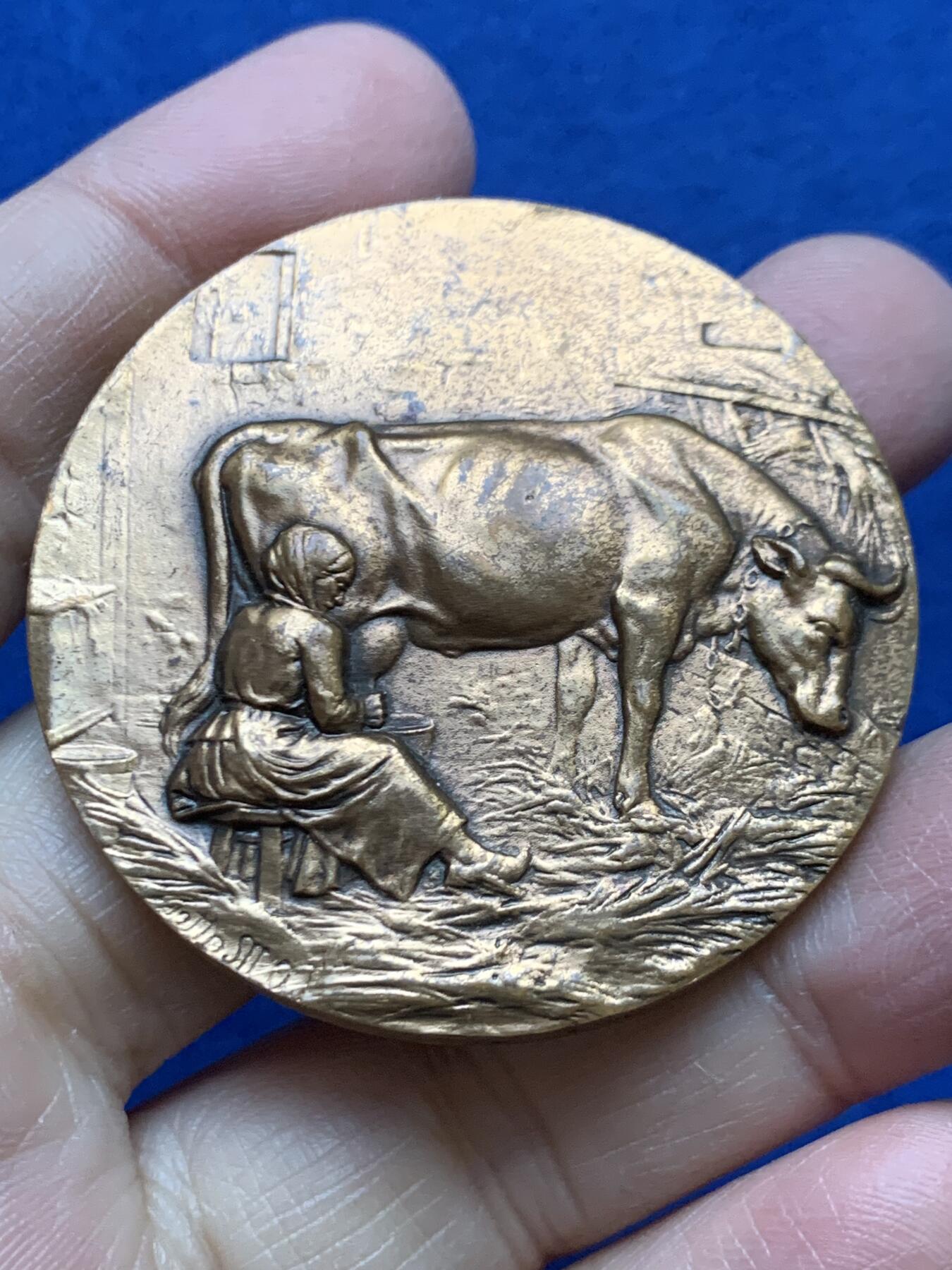 《竞宝斋》第454场 周日，周一 2场连拍 （全场包邮，欢迎送拍） 法国农业奶牛养殖单面铜章 56.9克 49mm 三角铜标