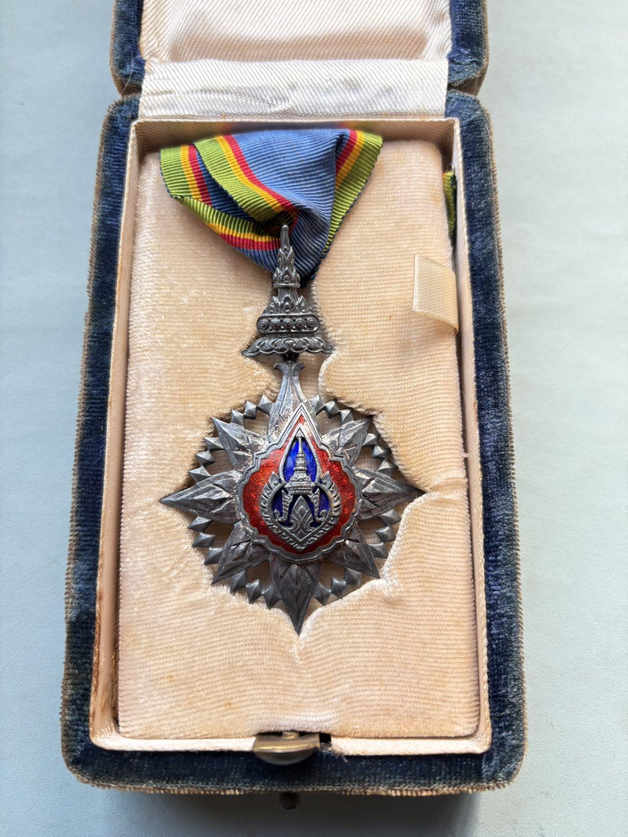 盛世勋华——号角文化勋章邮票专场拍卖第297期 泰国指挥官级王冠勋章 银制带原盒 早期版，全重41克