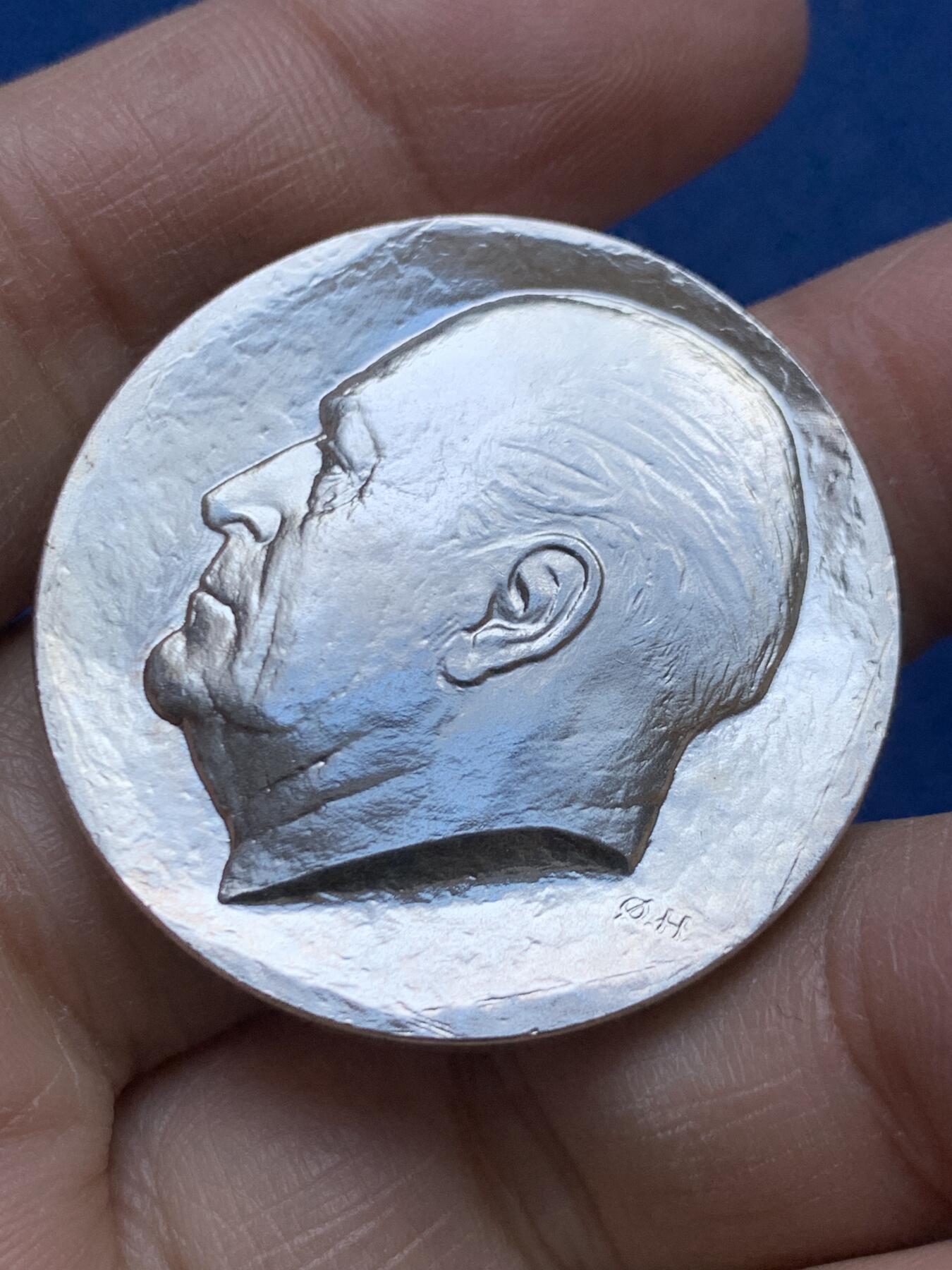 《竞宝斋》第454场 周日，周一 2场连拍 （全场包邮，欢迎送拍） 挪威1978年奥拉夫五世国王75岁生日50克朗银币 27克 925银 高浮雕