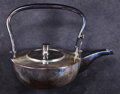 【俄甄集藏】2026年(046)01-07 星期三 晚 19:30 全场包邮 - 日本1980年旭硝子株式会社化工公司表彰永年勤续员工（全勤退休老员工）赠送手工纯银壶，壶身直径：110mm，总长：165mm，总高：135mm，重量：247.17克，著名制银公司天赏堂出品