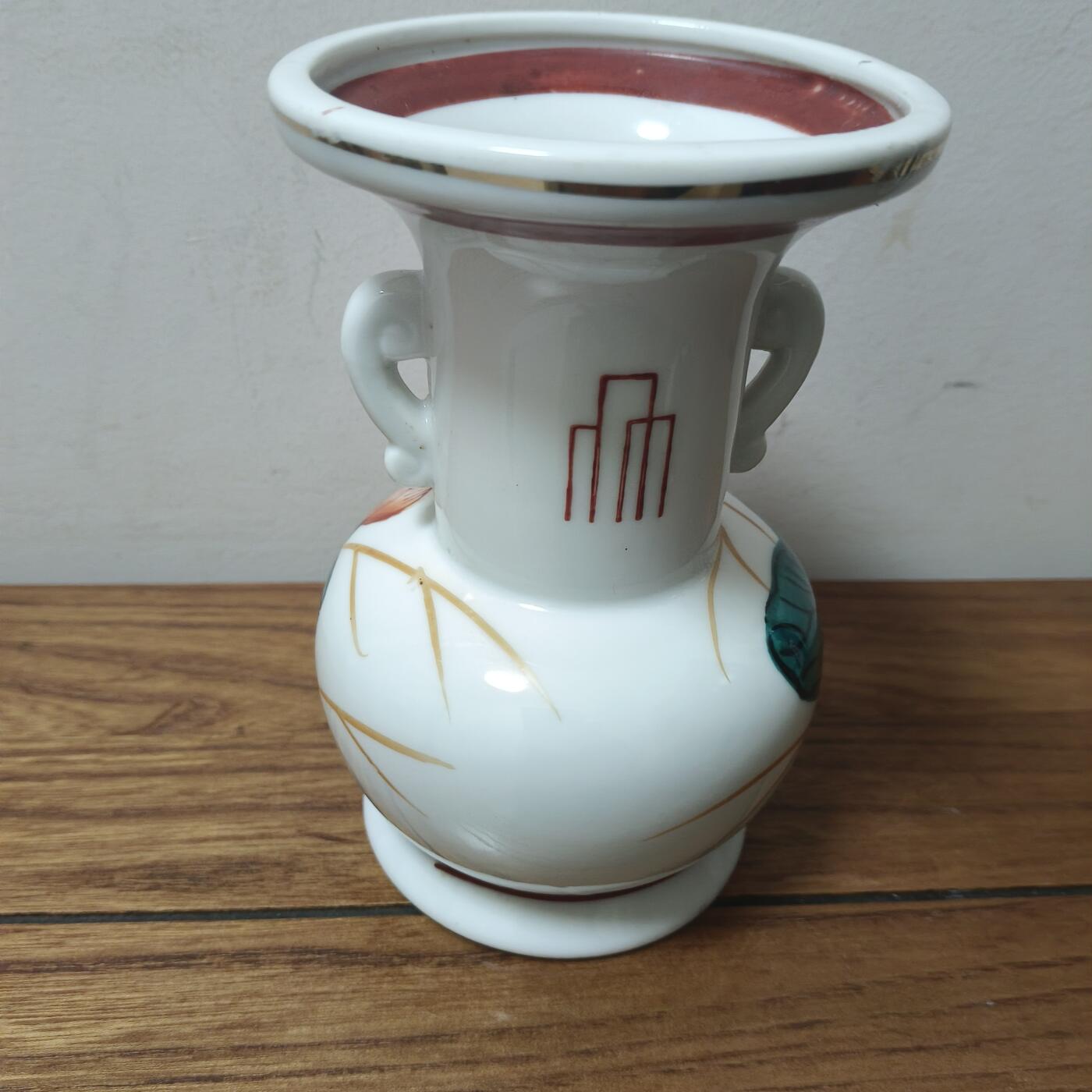 杂项专场 双耳荷花瓶  高度15厘米 口直径9.8厘米。 无磕 无飞皮 无冲线。 