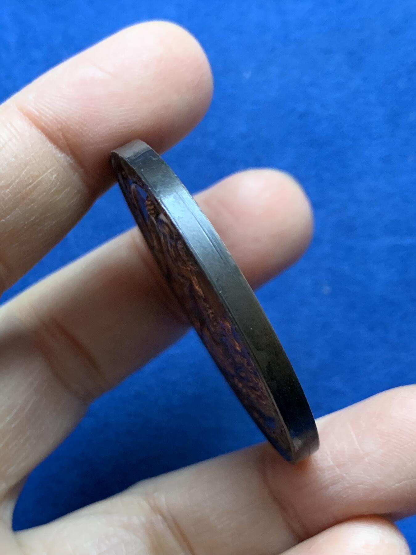 《竞宝斋》第454场 周日，周一 2场连拍 （全场包邮，欢迎送拍） 英国小农户锦标赛谷物女神纪念铜章，重34.65g，44.5mm，品种稀少很少见的品种，高浮雕铜章，古漆黑包浆很漂亮，约1900年前后铸造，带盒。