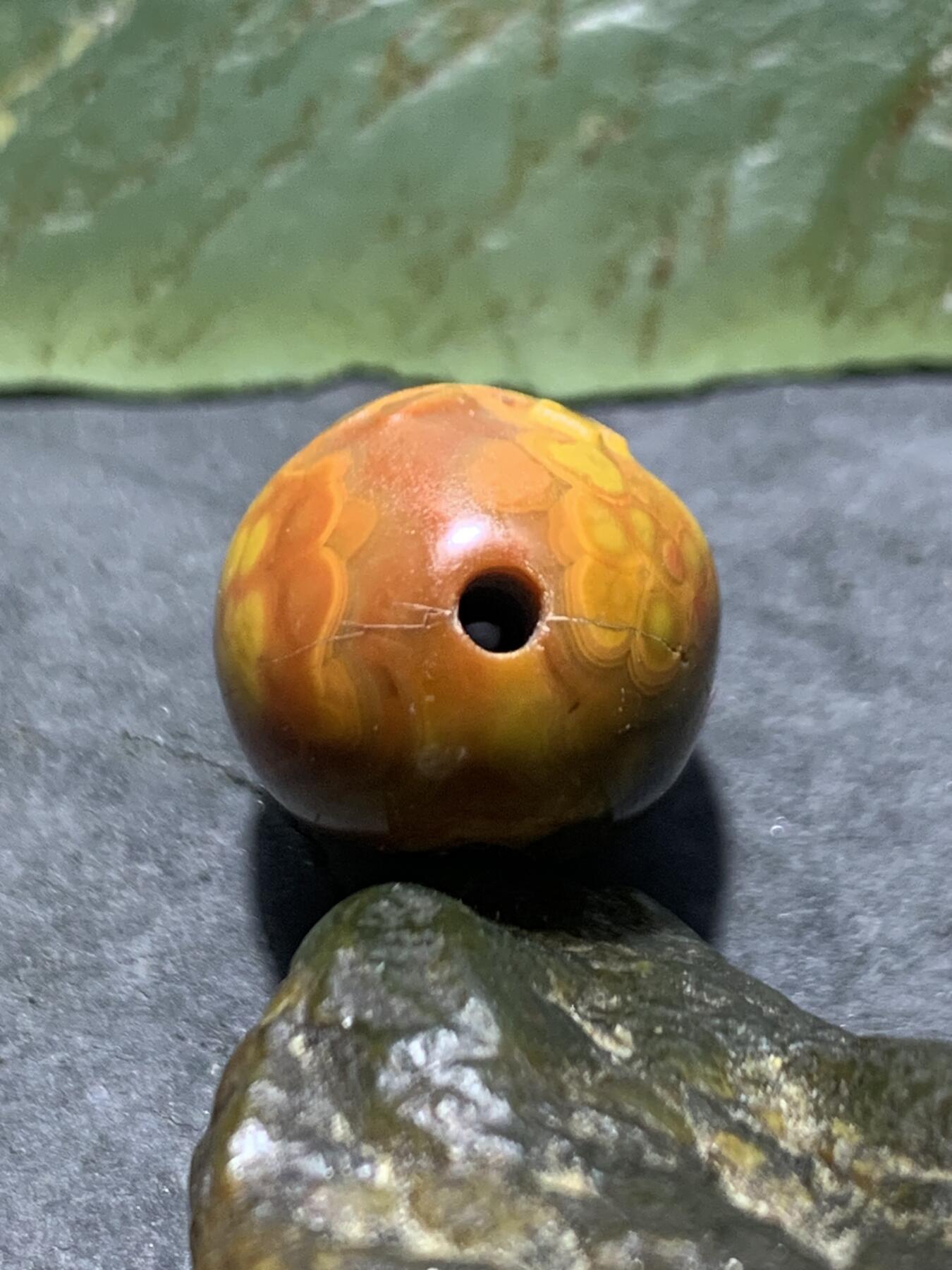 亚光冰飘战国红玛瑙手工雕刻真字随形通货珠一颗