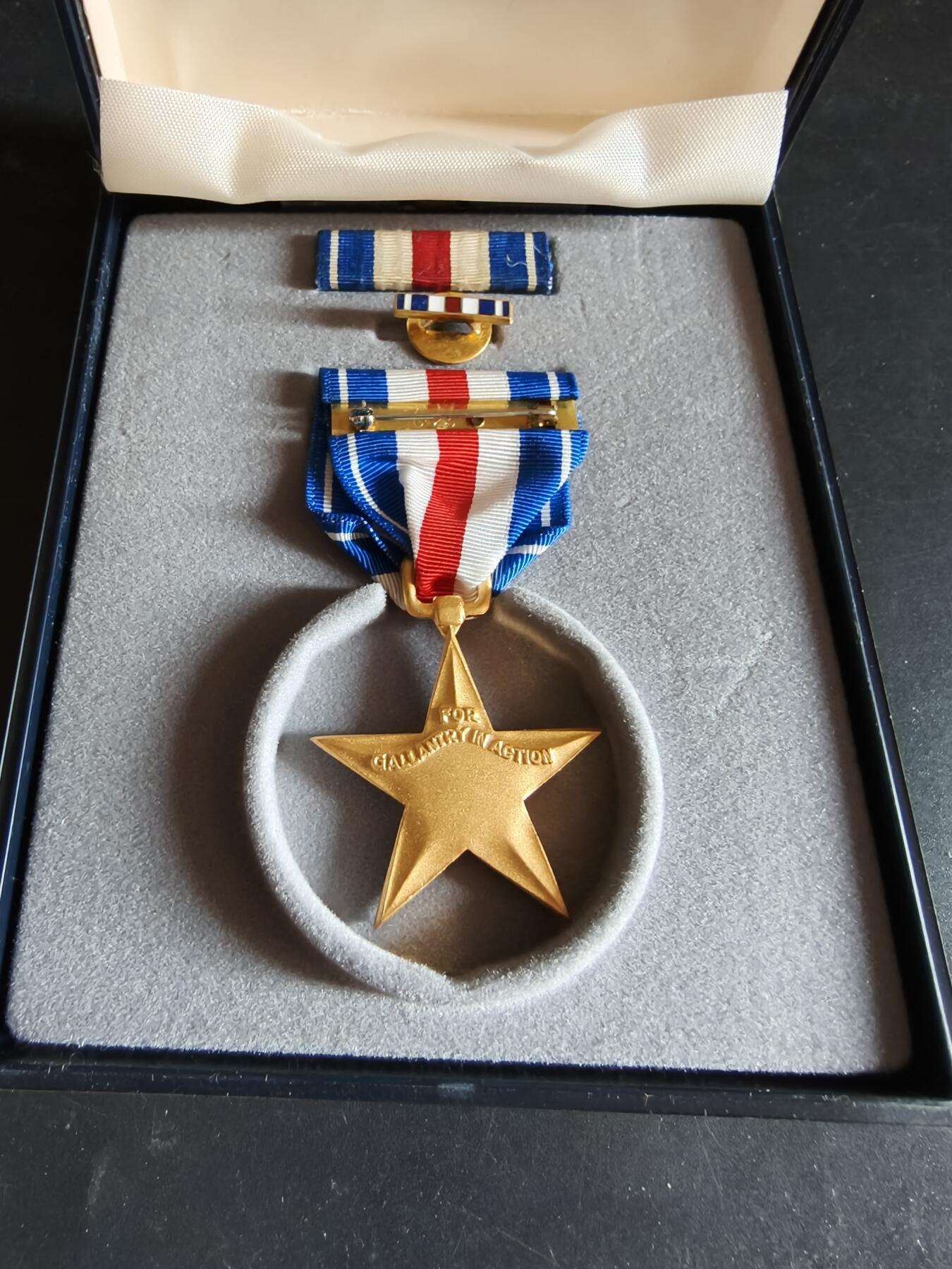 老王徽章第174期 美国银星勋章     原盒带略和珐琅略