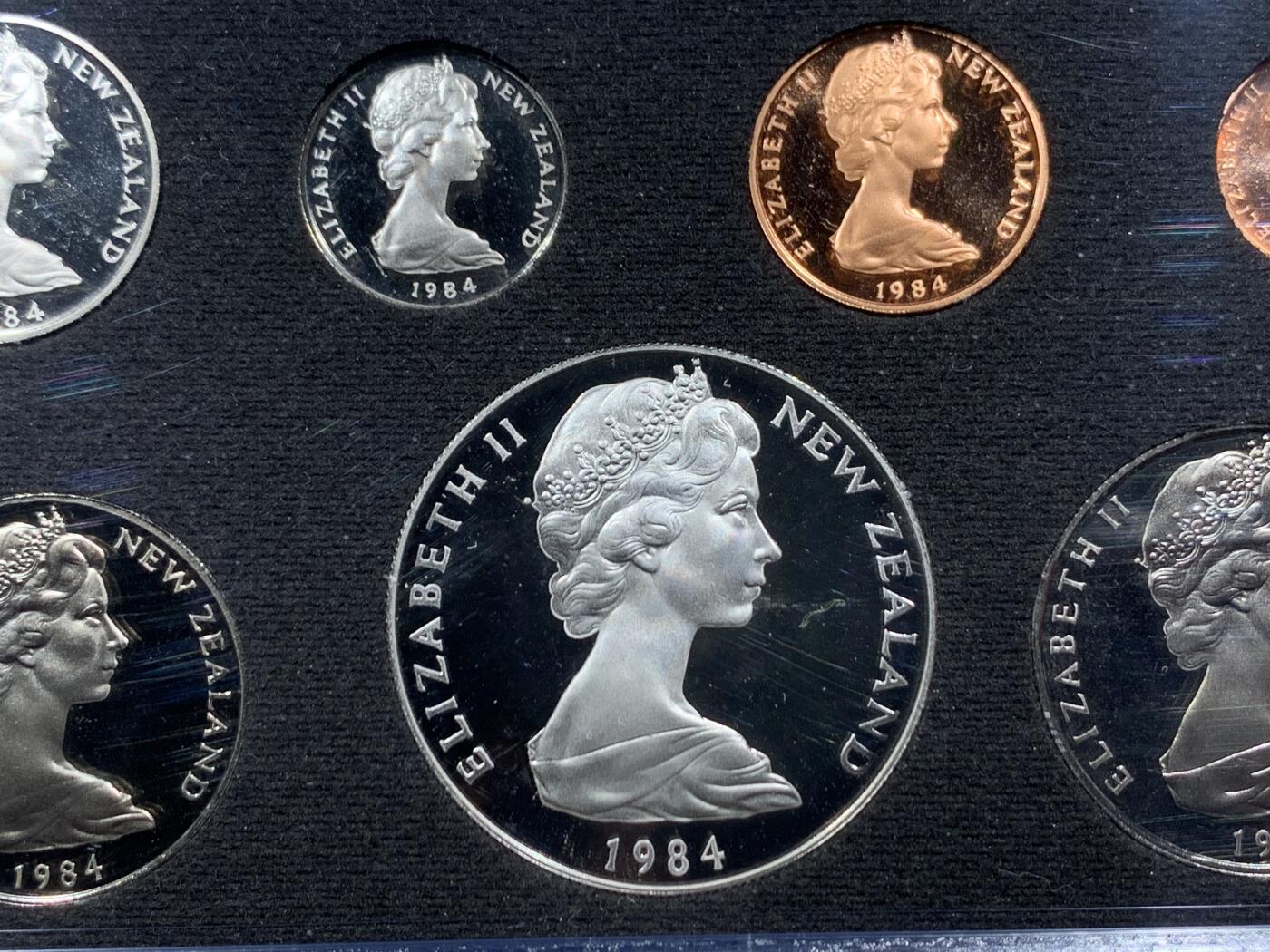 《竞宝斋》第454场 周日，周一 2场连拍 （全场包邮，欢迎送拍） 新西兰1984年官方精制套币 含1元精制银币 925银 27克