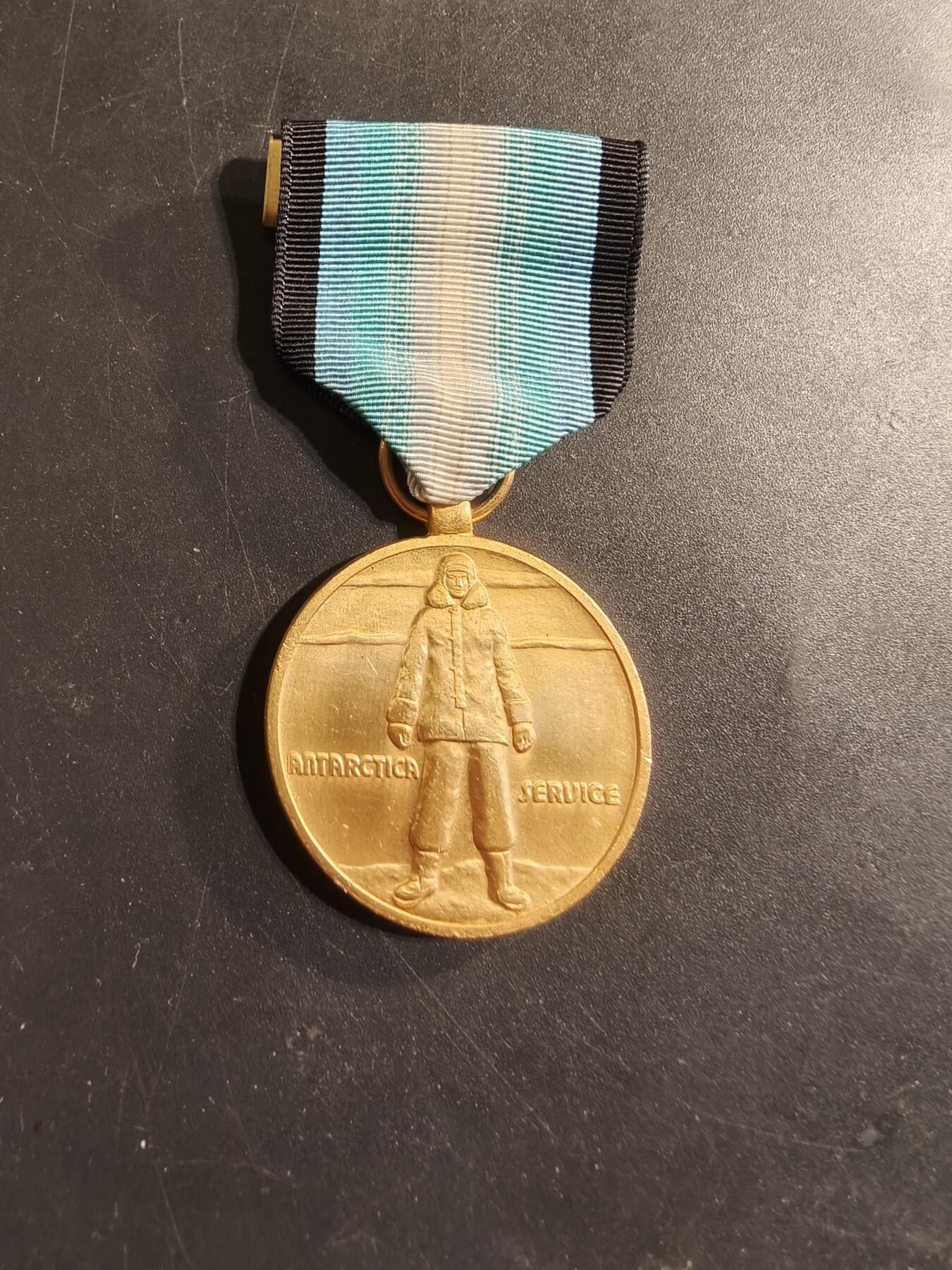 老王徽章第174期 美国南极洲服役奖章