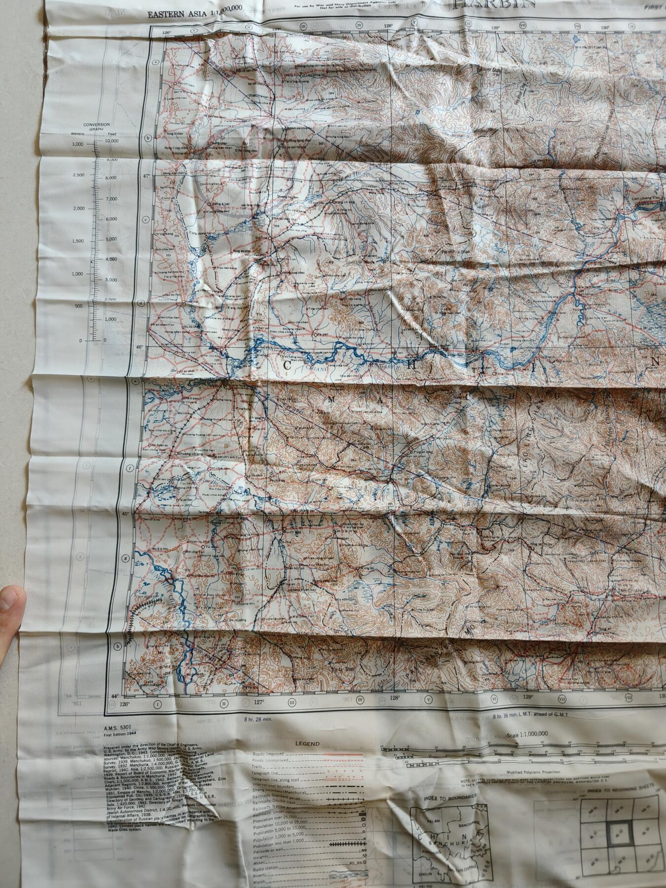 老王徽章第174期 美国二战陆军航空兵逃生图    丝质    正面为哈尔滨地区    背面为俄罗斯滨海边疆区斯帕斯克-达里尼，与黑龙江省接壤         尺寸约60×60cm